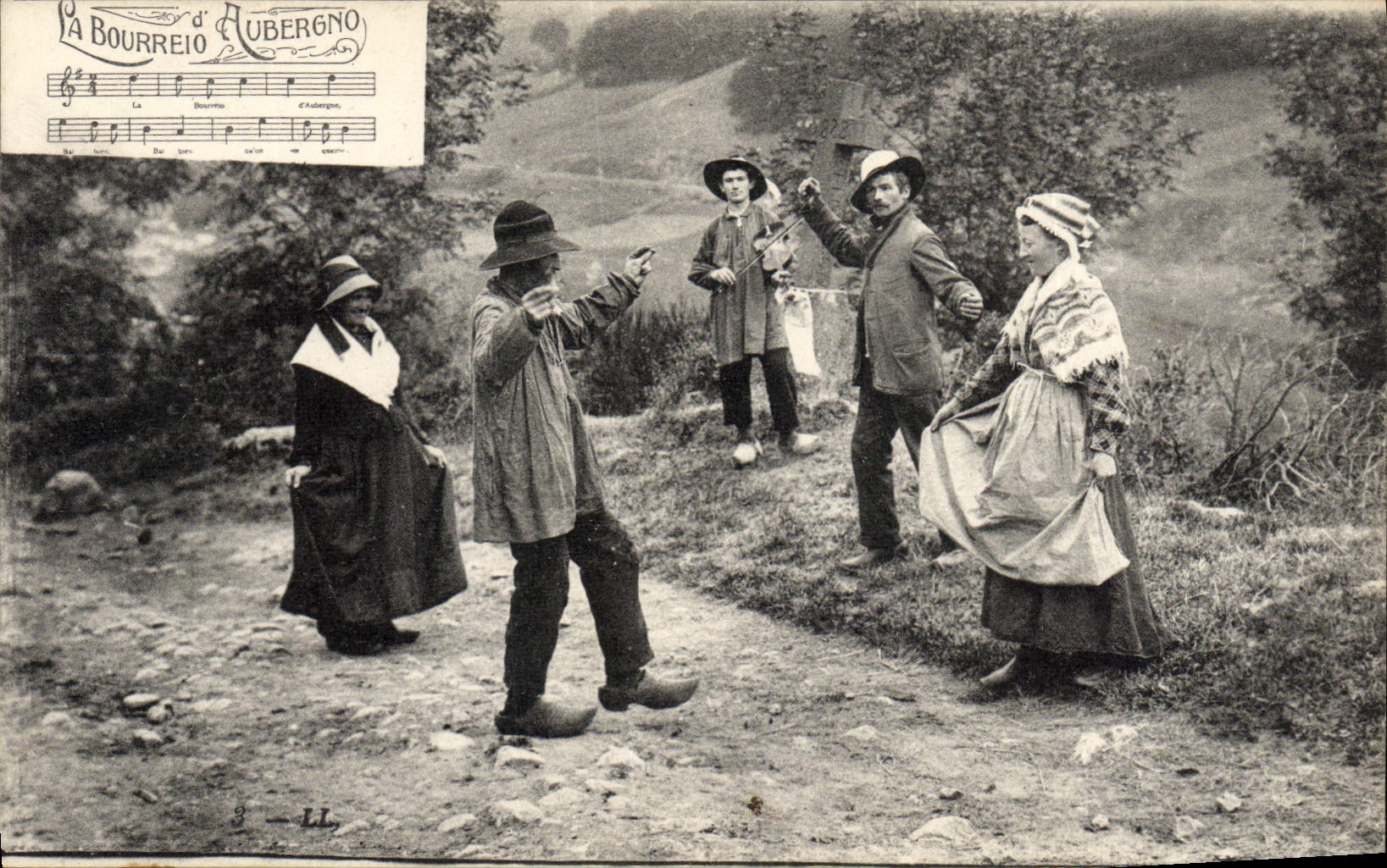 CPA Folklore La Bourree Auvergne 