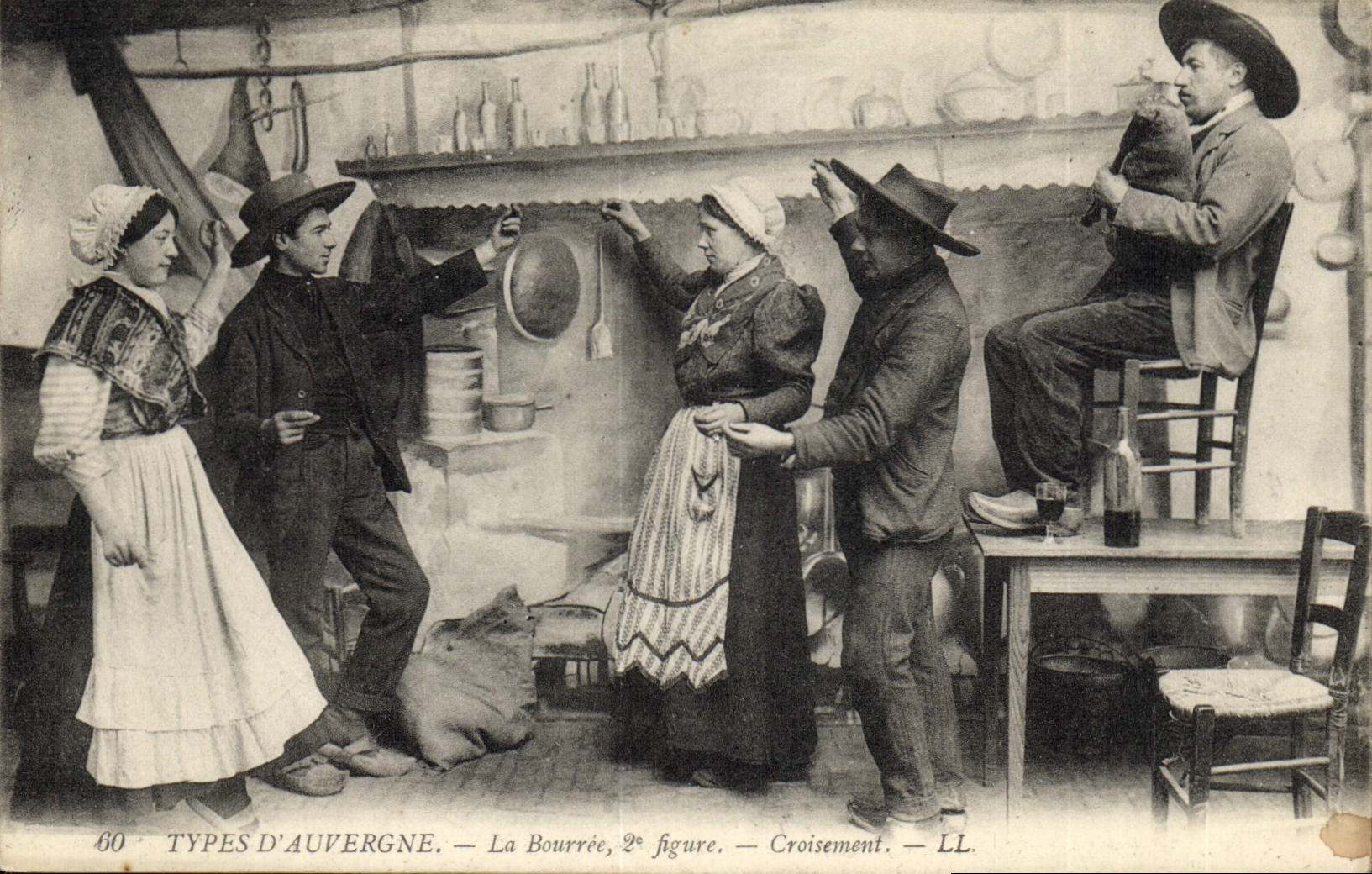 CPA Folklore La Bourree Auvergne Croisement