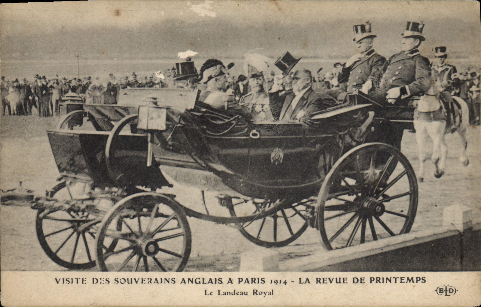 CPA Visite des souverains anglais a Paris 1914 La revue de printemps Le landeau royal 