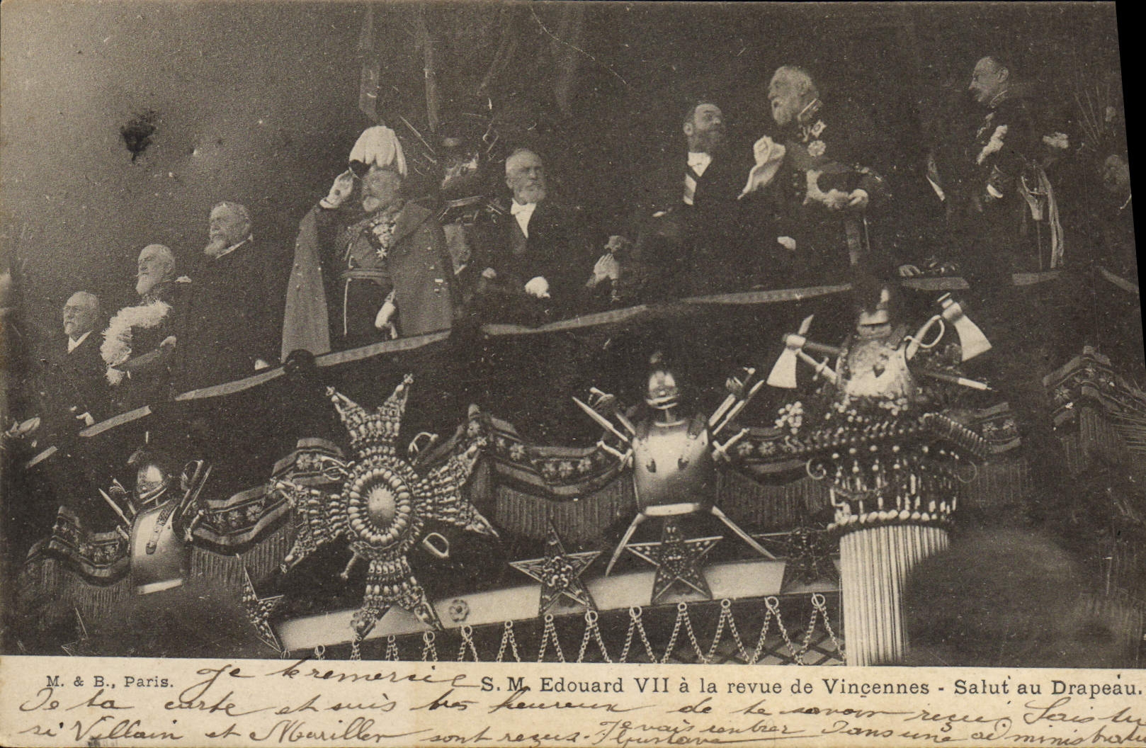 CPA SM Edouard VII a la revue de Vincennes Salut au drapeau