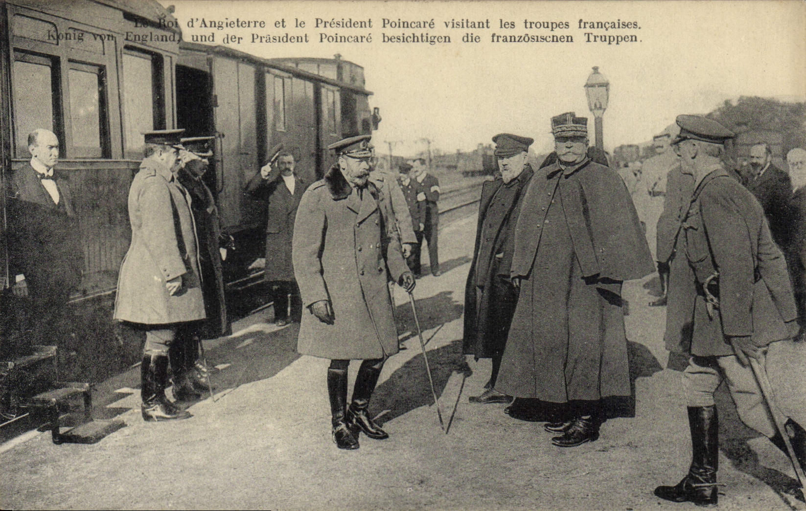 CPA Le Roi d'Angleterre et le President Poincare visitant les troupes francaise 