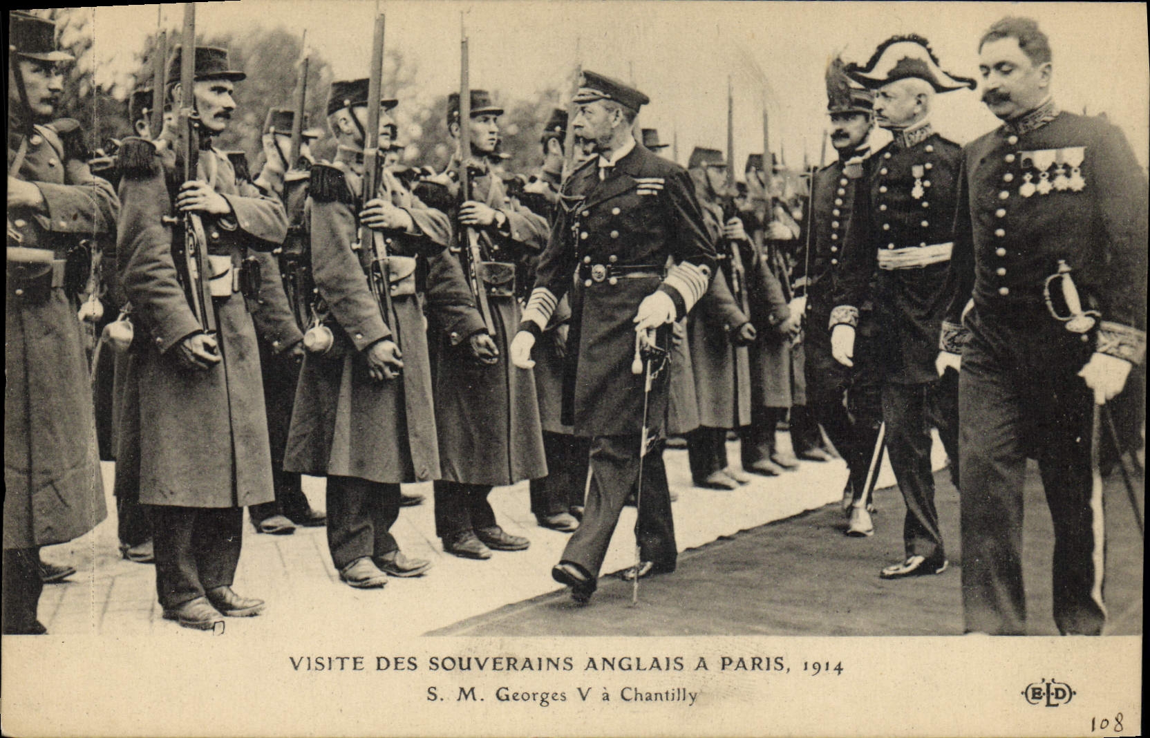 CPA Visite des souverains anglais a Paris 1914 SM Georges V a Chantilly