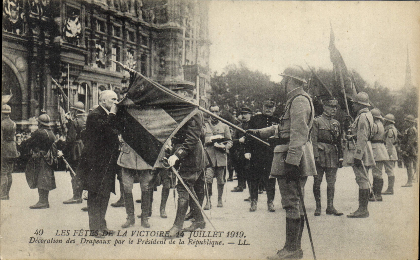 Festivales de Militaria de la POSTAL de la VENDIMIA Victoire de la decoración del 14 de julio de 1919 de las banderas del presidente de la república