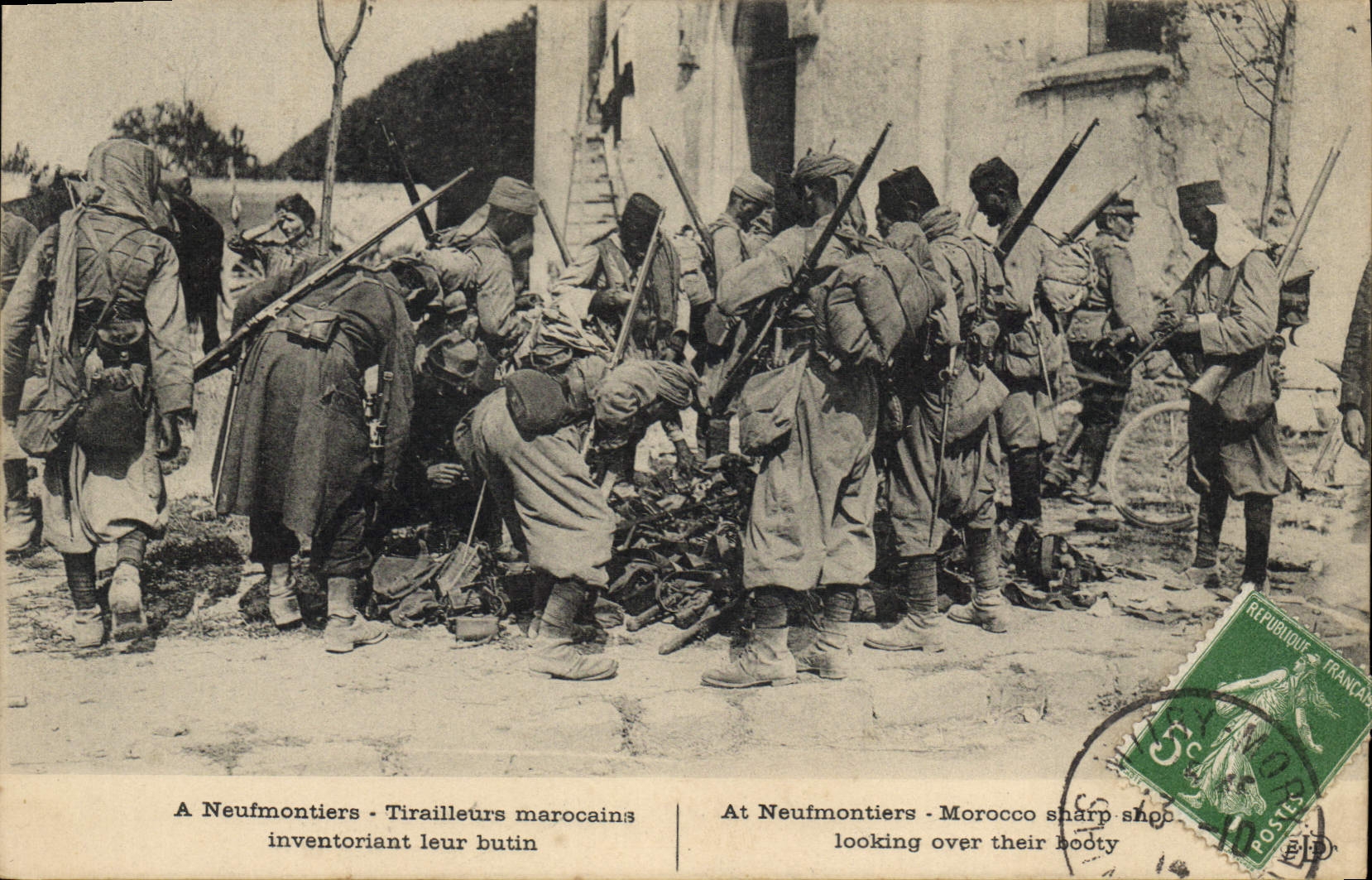 CPA Militaria A Neufmoutiers Tirailleurs marocains inventoriant leur butin