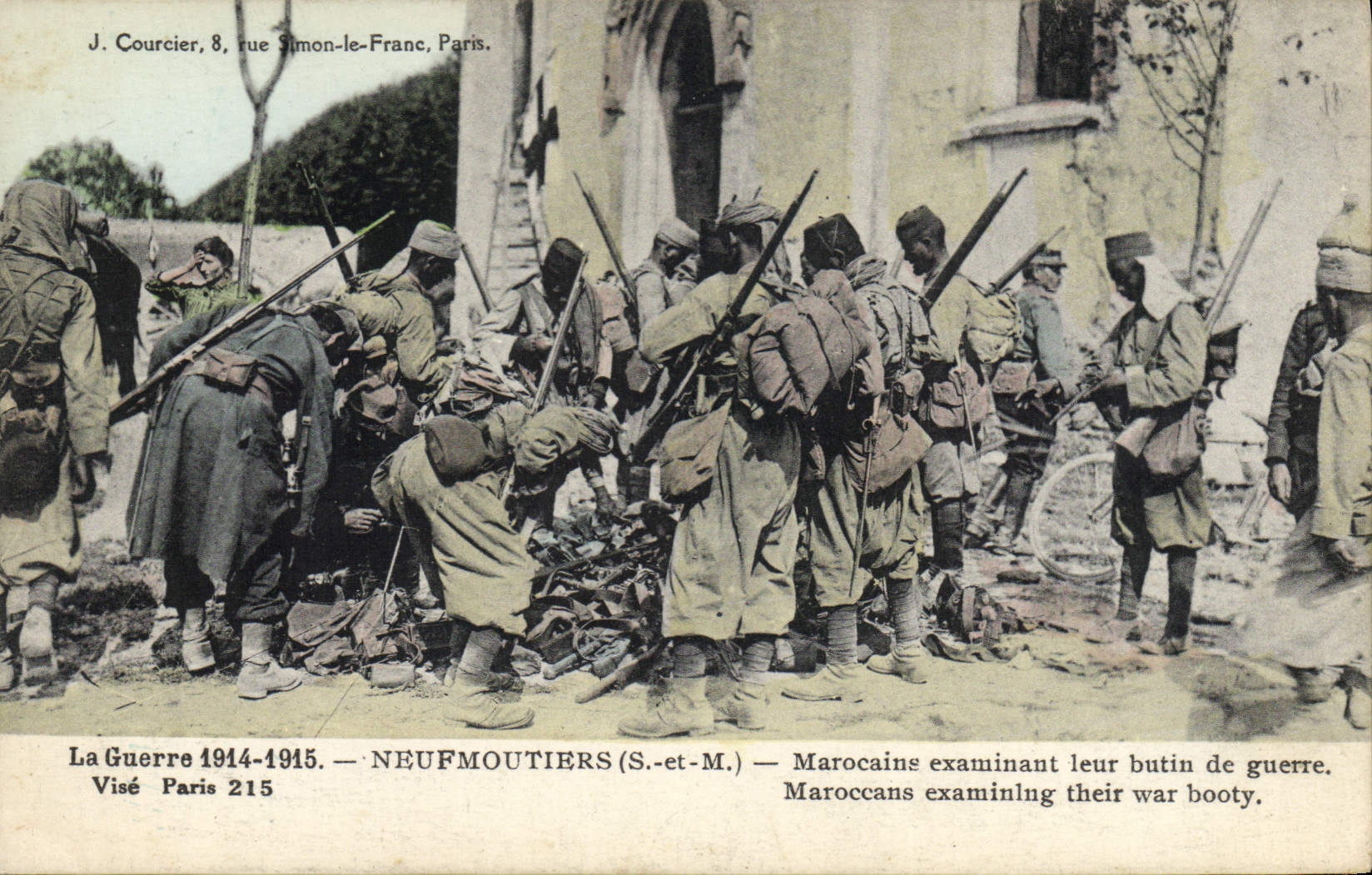 CPA Militaria A Neufmoutiers Tirailleurs marocains inventoriant leur butin