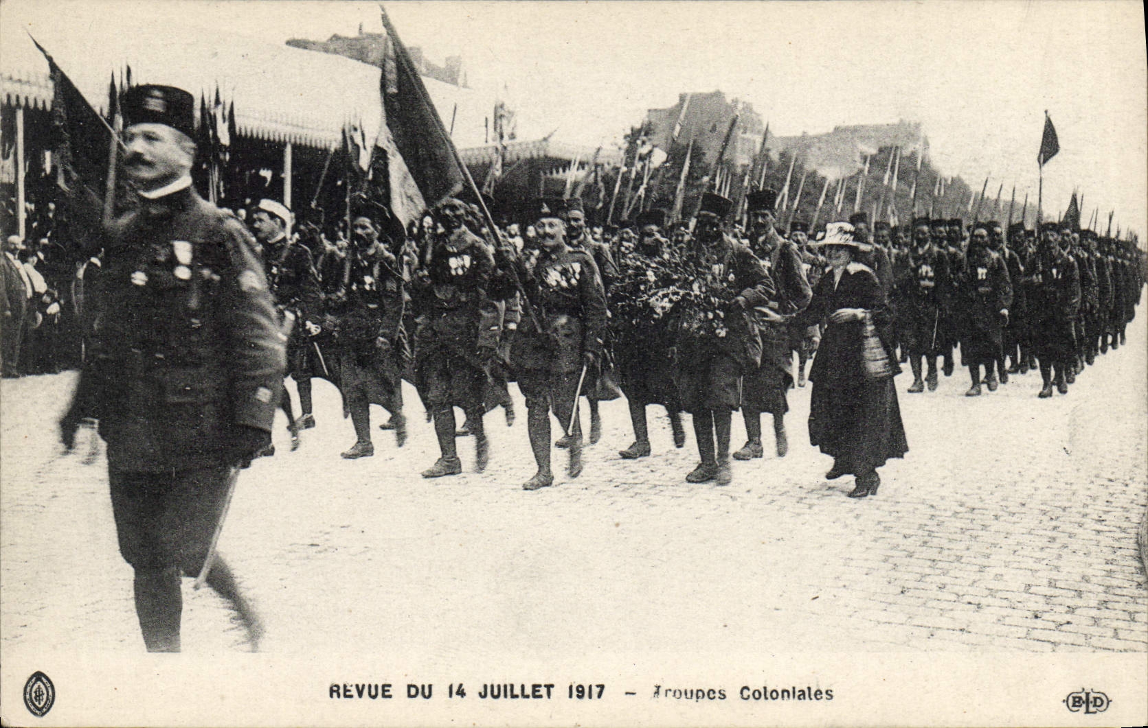 CPA Militaria Revue du 14 Juillet 1917 Troupes coloniales 