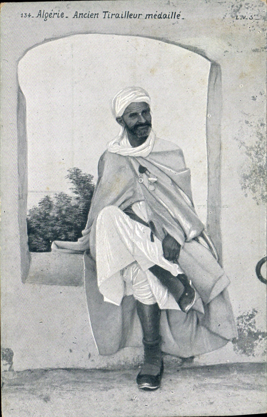 VINTAGE POSTCARD Militaria Algeria Former Rifleman medal