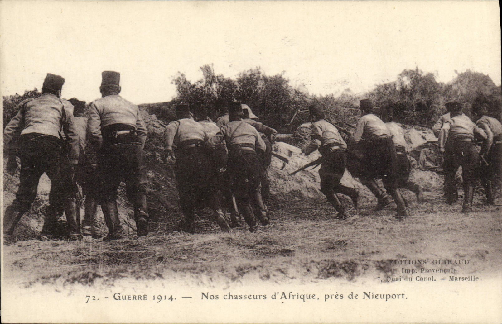 CPA Militaria Nos chasseurs d'Afrique pres de Nieuport 