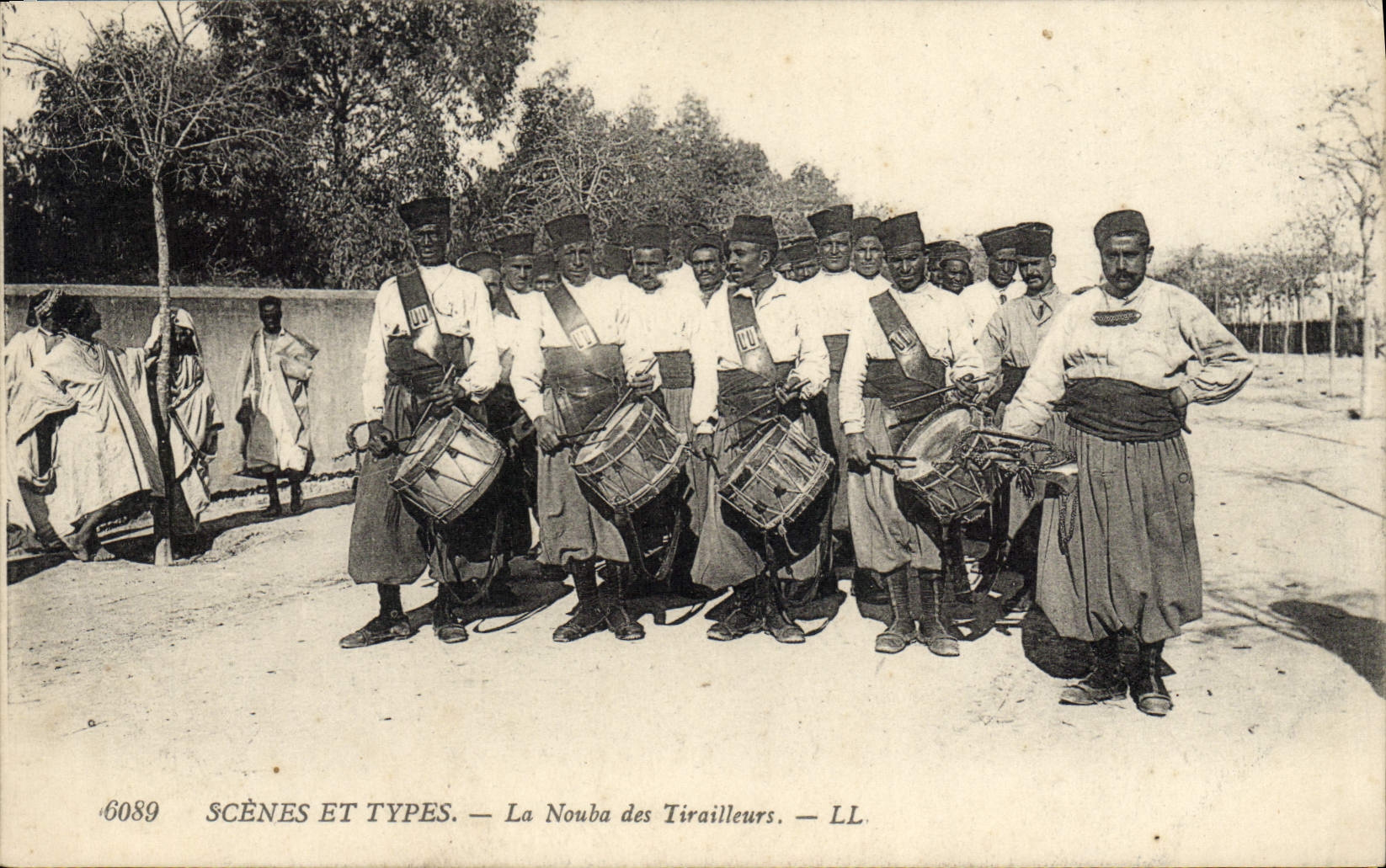 CPA Militaria La nouba des Tirailleurs 
