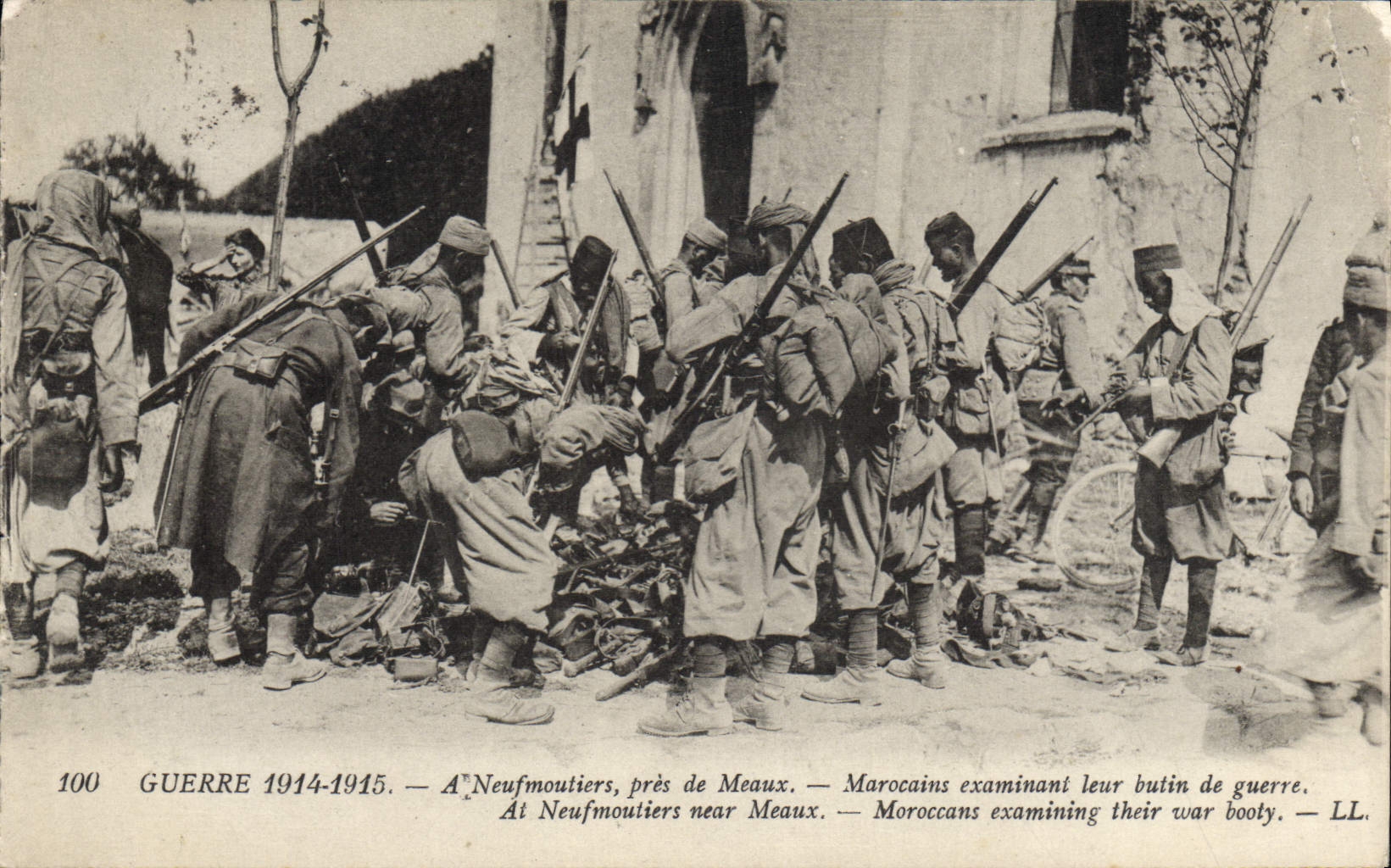 CPA Militaria A Neufmoutiers Tirailleurs marocains inventoriant leur butin