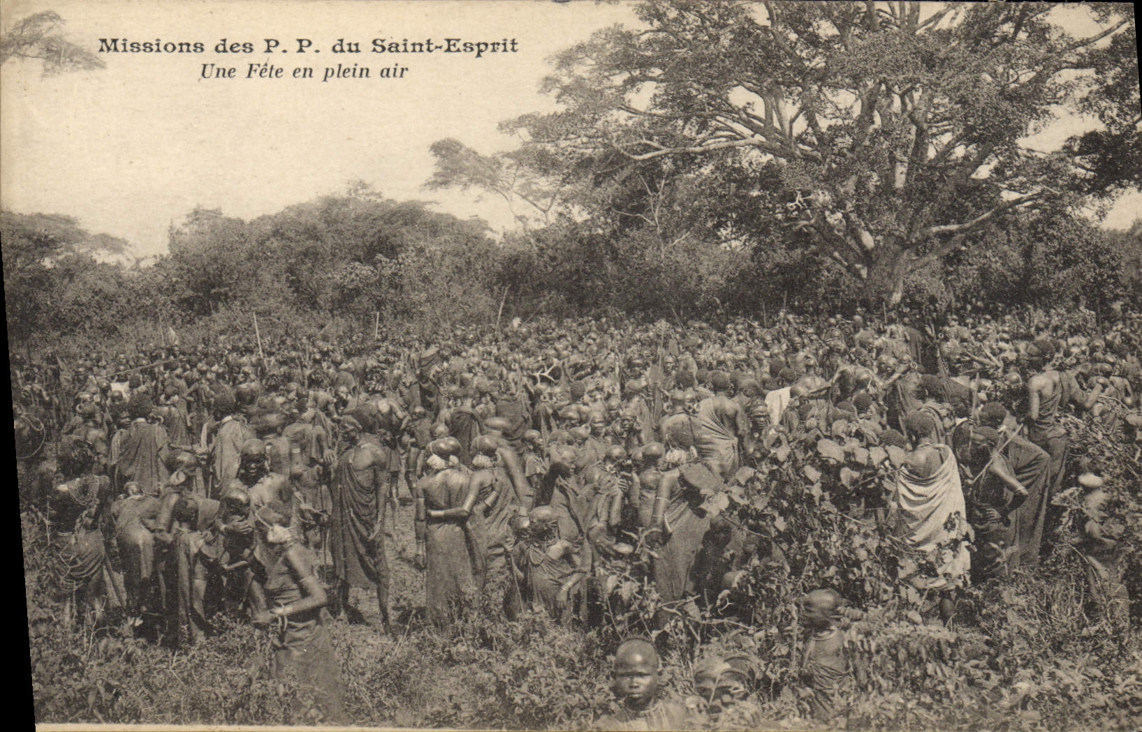 CPA Missions des PP du Saint Esprit Une fete en plein air 