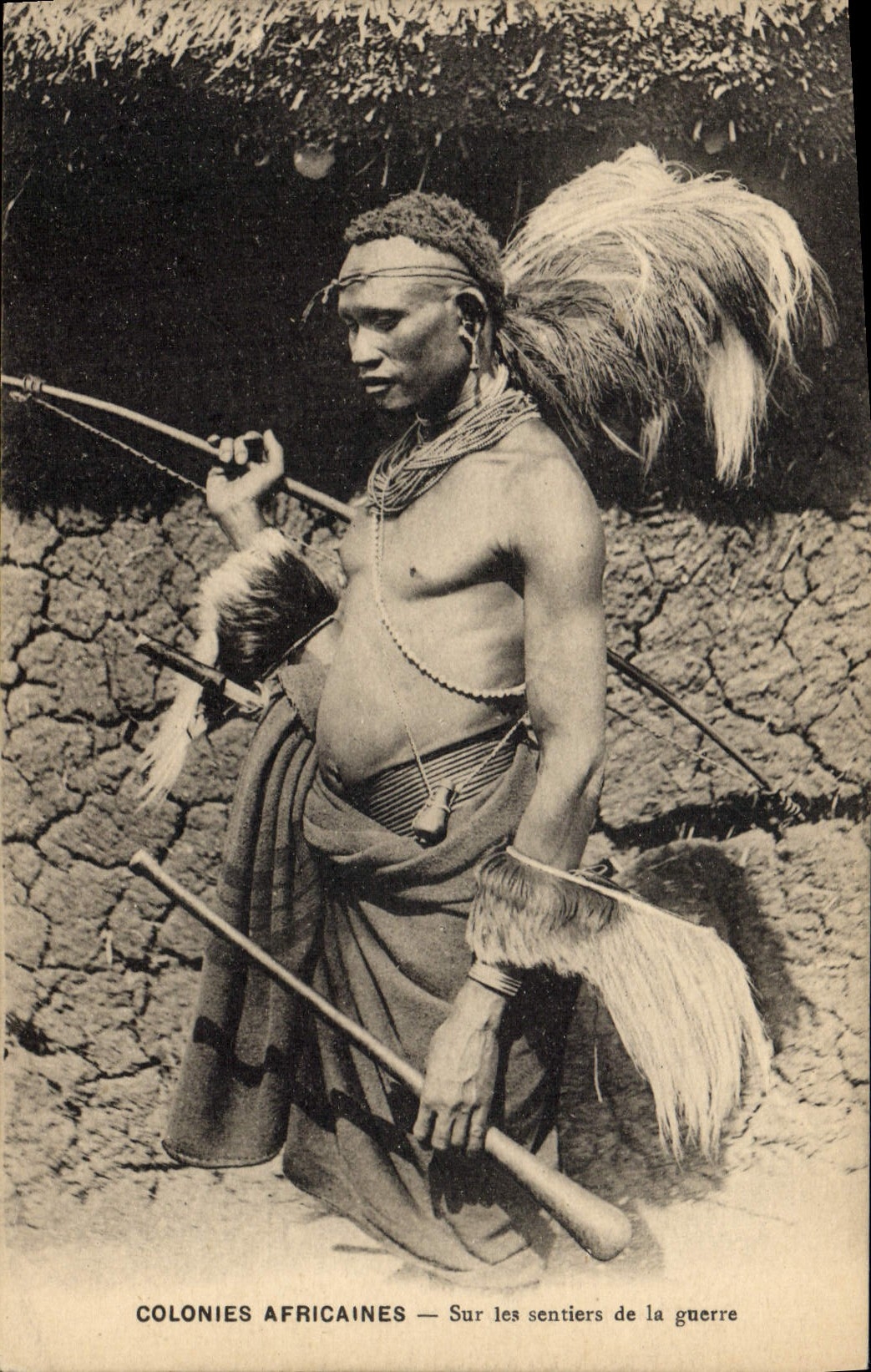 CPA Negre Homme noir Colonies africaines Sur les sentiers de la guerre