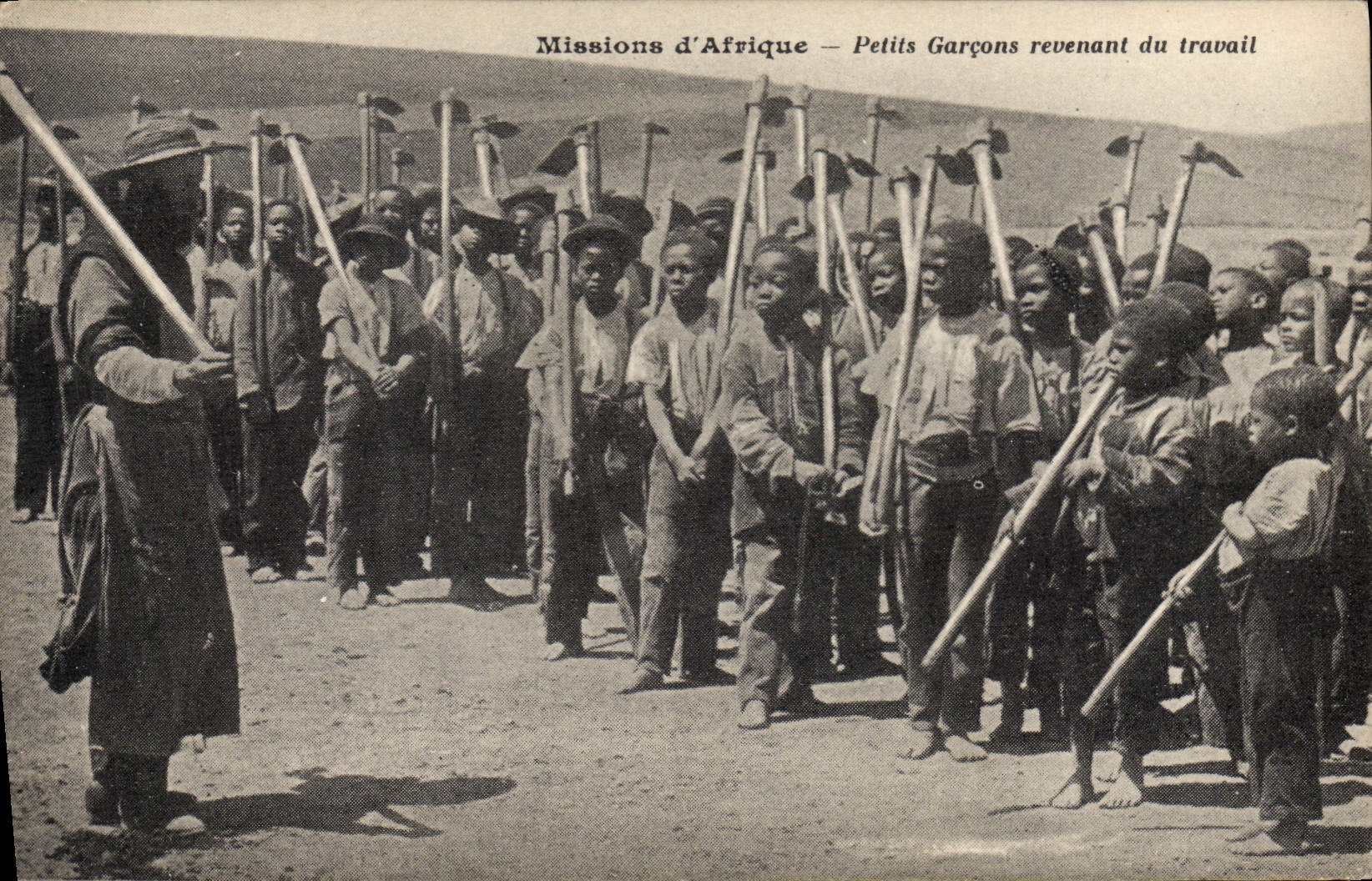 CPA Negre Homme noir Missions d'Afrique Petits garcons revenant du travail