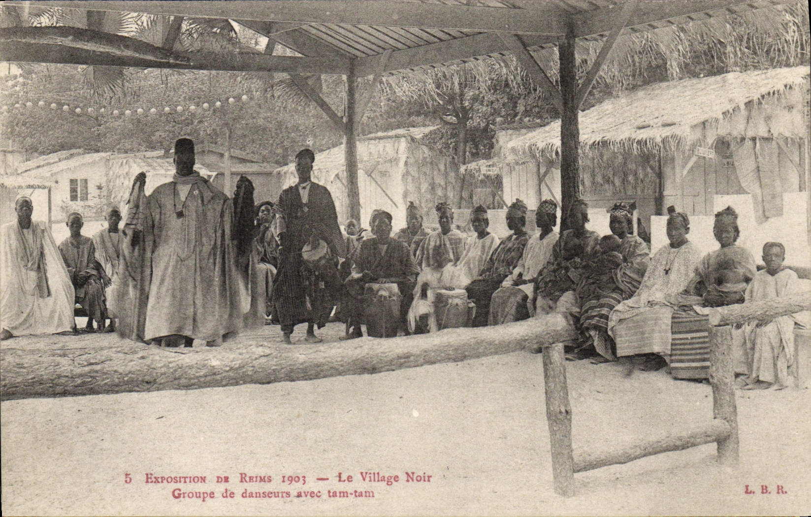CPA Negre Homme noir Exposition de Reims 1903 le village noir Groupe de danseurs avec tam tam