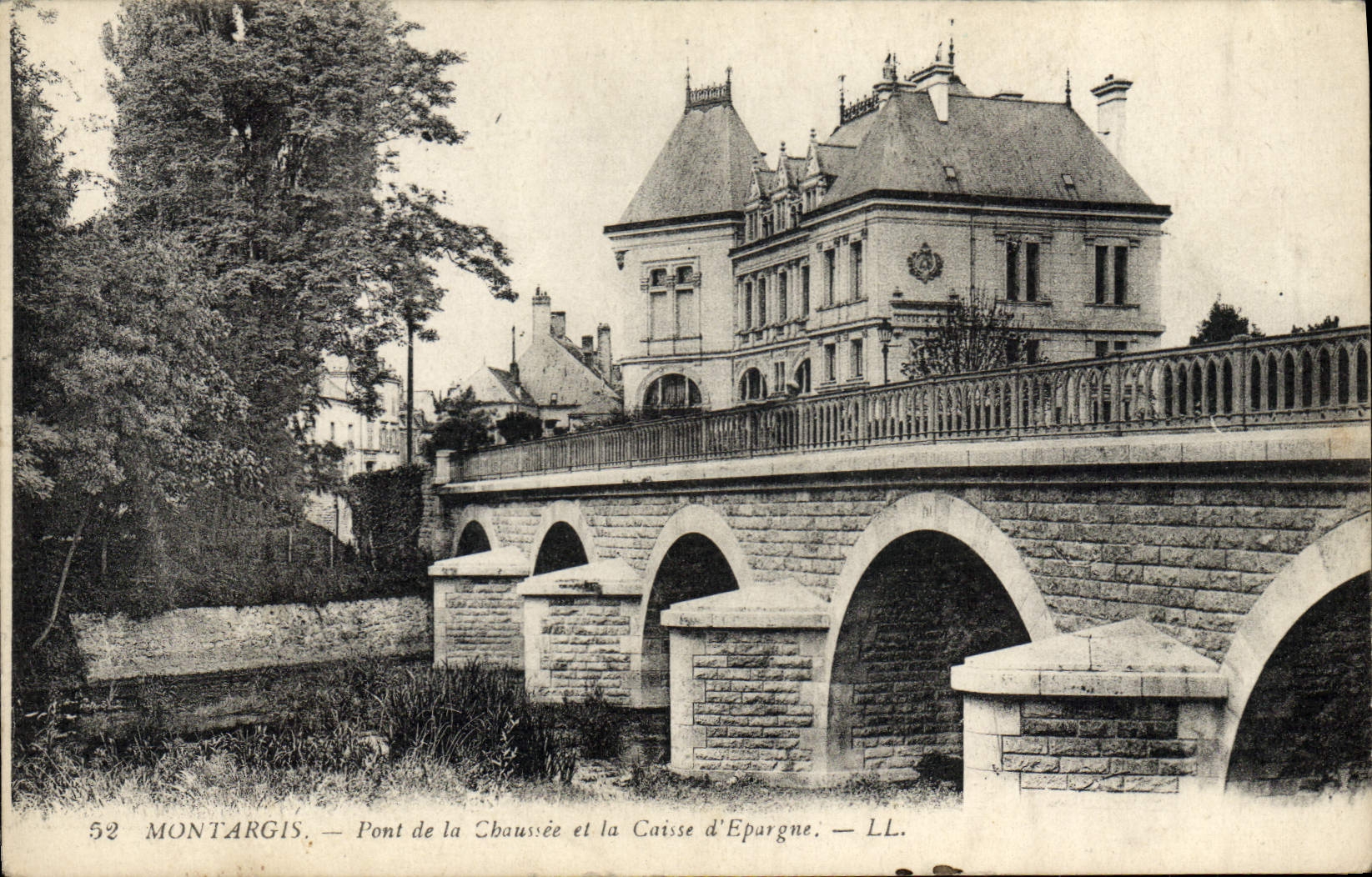 Puente de Montargis del banco de la POSTAL de la VENDIMIA del camino y del banco de ahorros