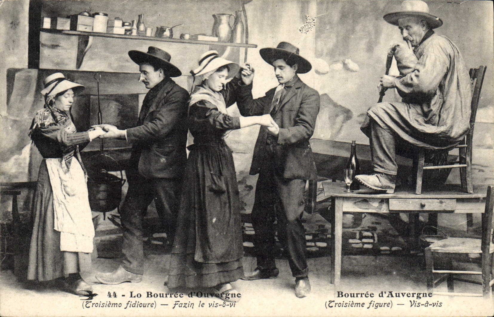 CPA Folklore Bourree d'Auvergne Vis a vis