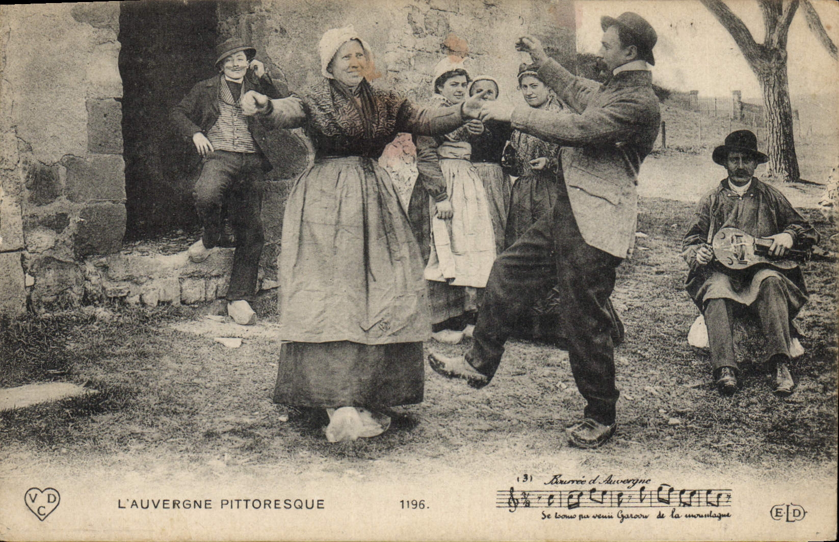 CPA Folklore Auvergne La bourree 