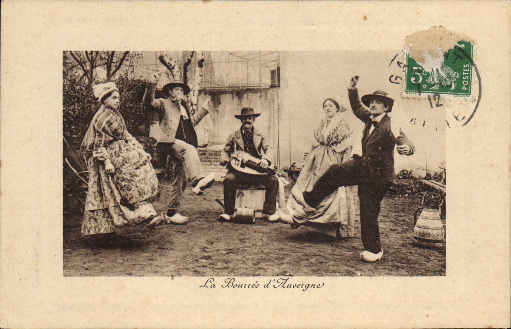 CPA Folklore Auvergne Bourree