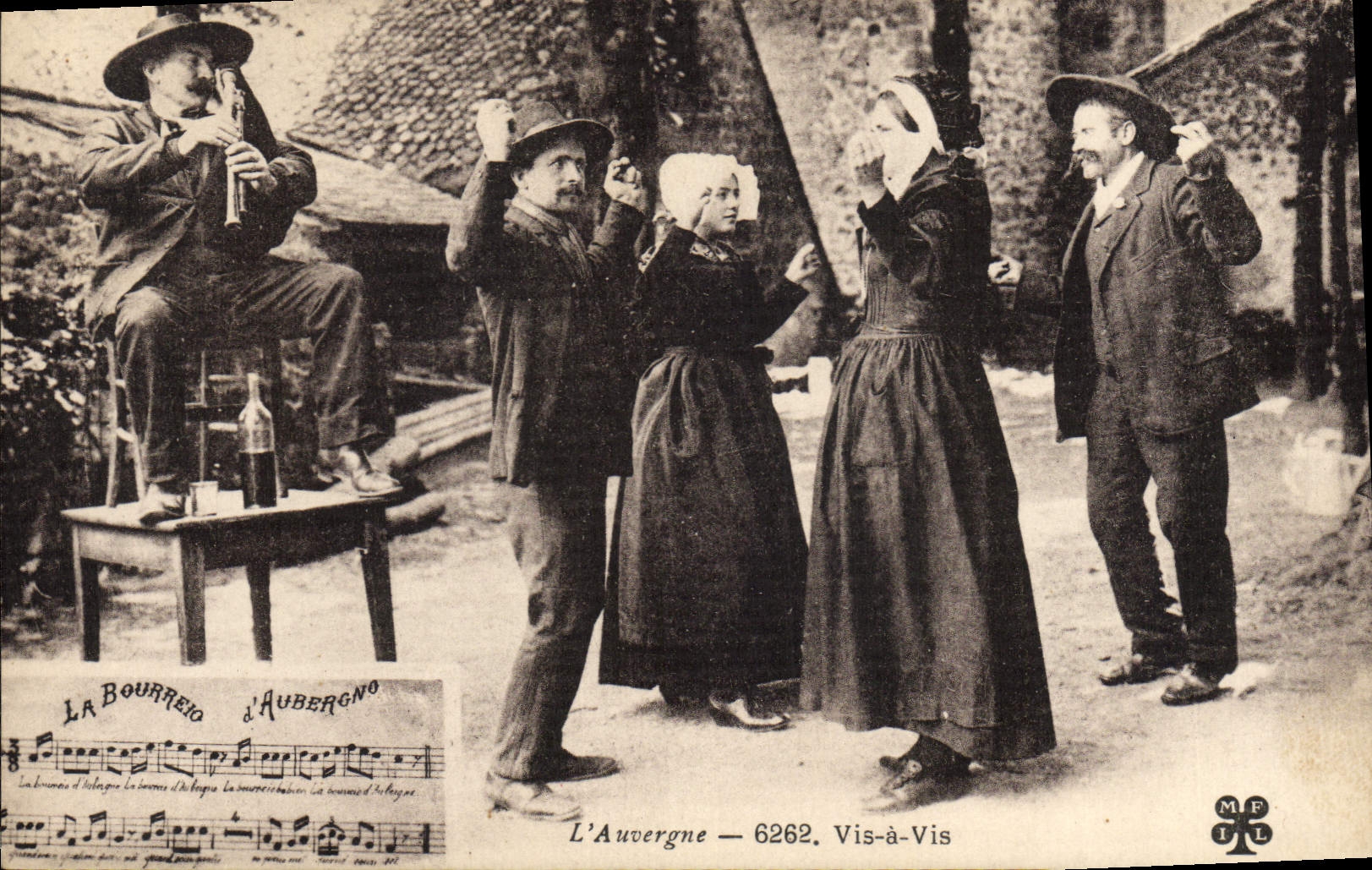 CPA Folklore Auvergne Bourree Vis a vis