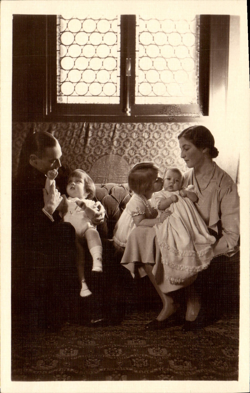 VINTAGE POSTCARD L has RR the count and the countess of Paris and their children