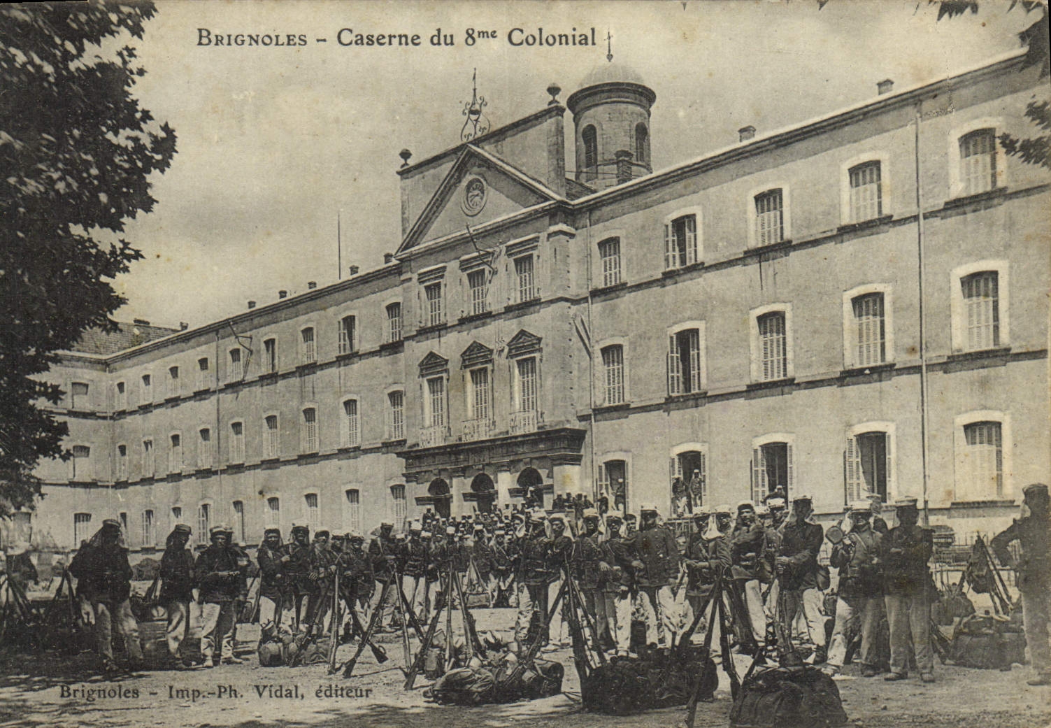 CPA Militaria Brignoles Caserne du 8eme colonial 