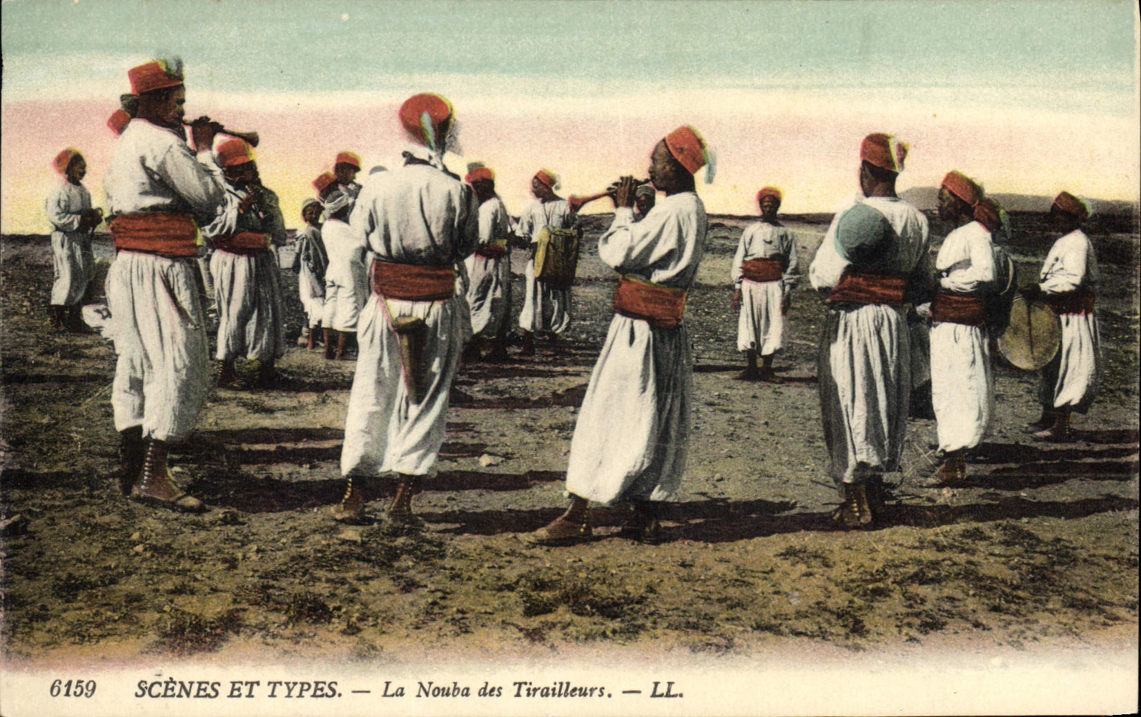 CPA Militaria La nouba des Tirailleurs 