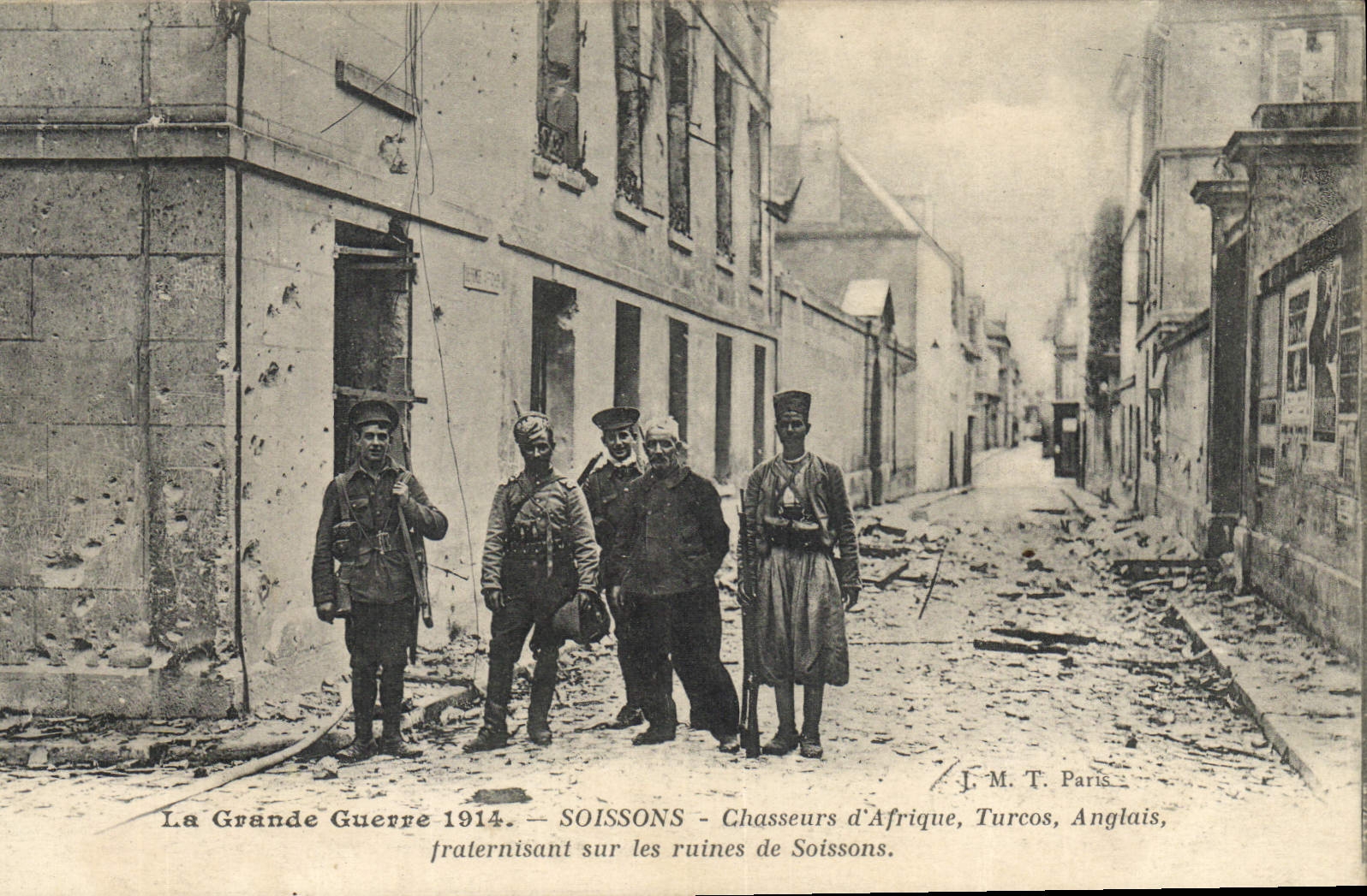 CPA Militaria Soissons Chasseurs d'Afrique Turcos Anglais fraternisant sur les ruines de Soissons