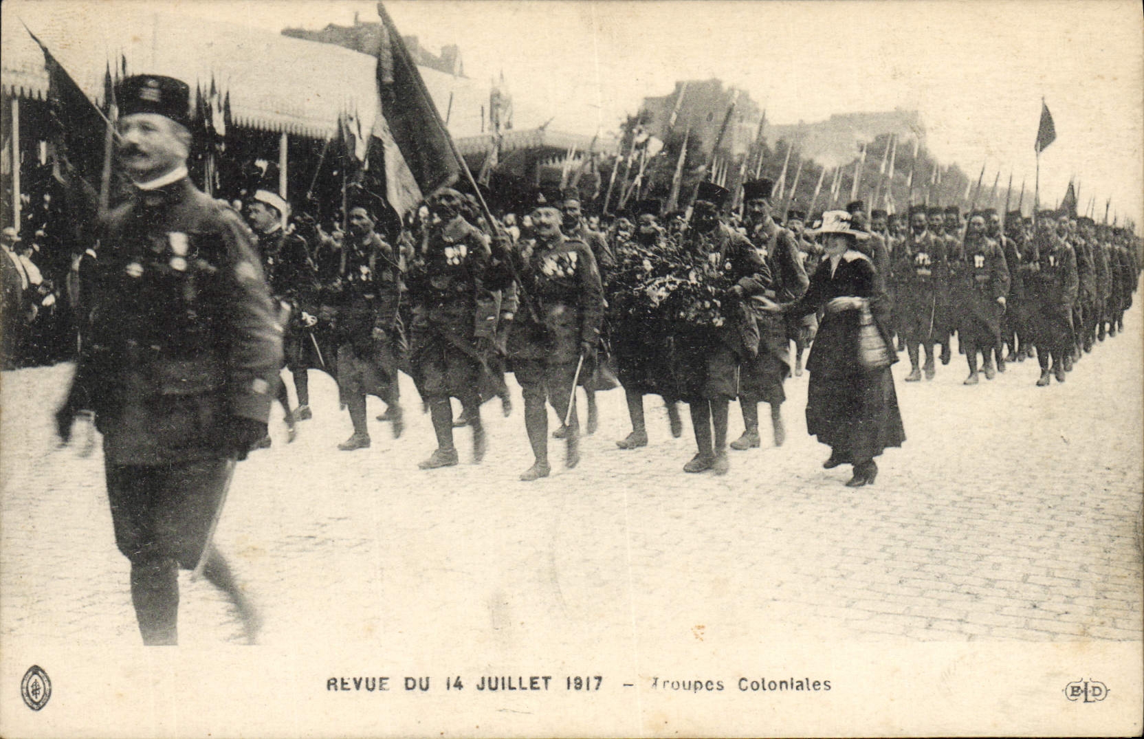 CPA Militaria Revue du 14 Juillet 1917 Troupes coloniales 
