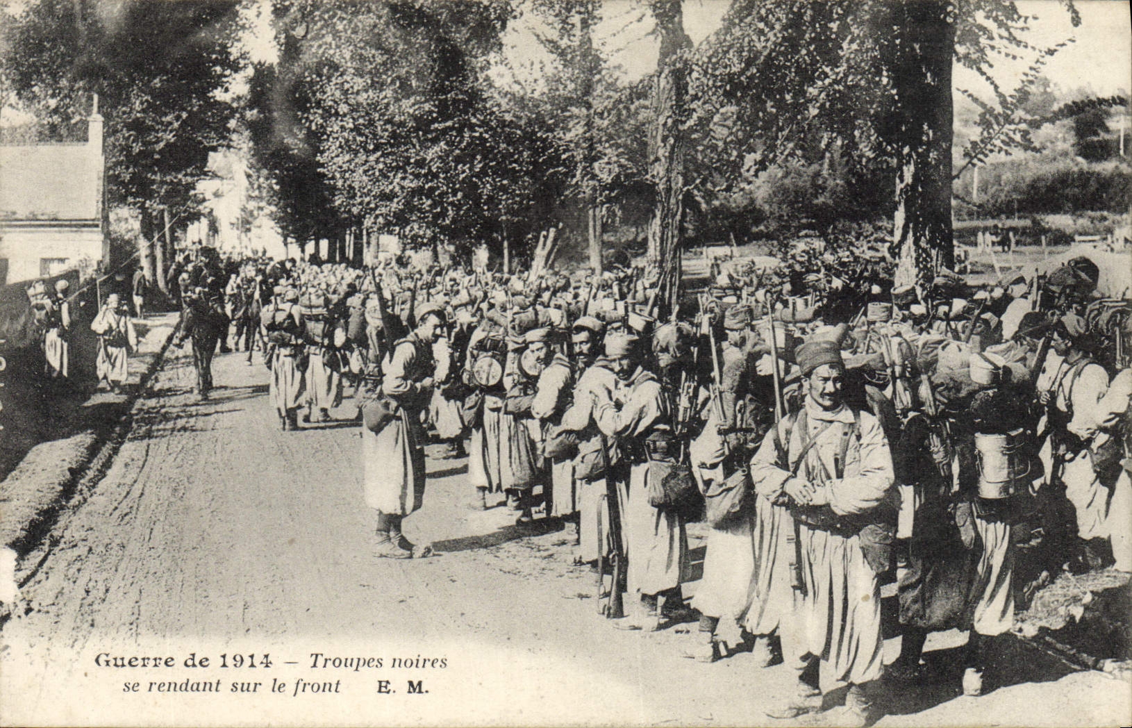 CPA Militaria Troupes noires se rendant sur le front 