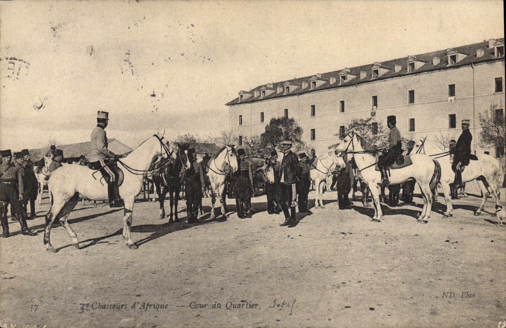 CPA Militaria Chasseurs d'Afrique Cour que Quartier
