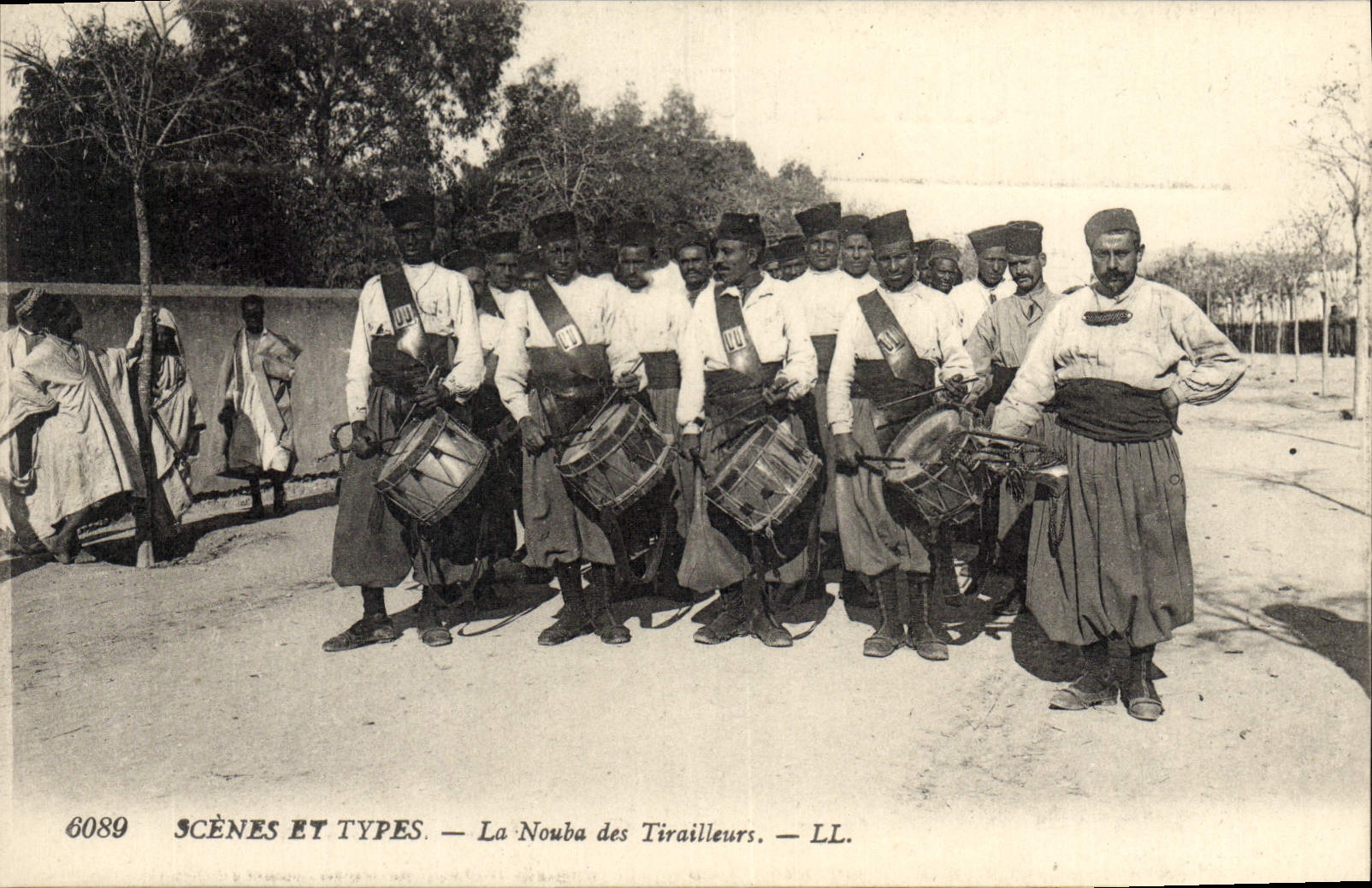 CPA Militaria Nouba des Tirailleurs