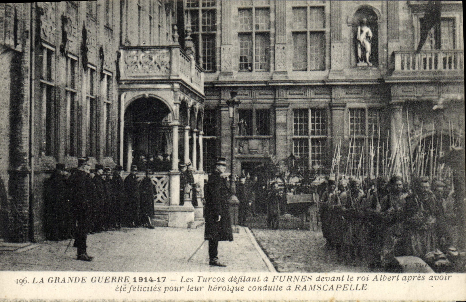 CPA Militaria Les Turcos defilant a Furnes devant le roi Albert Ramscapelle
