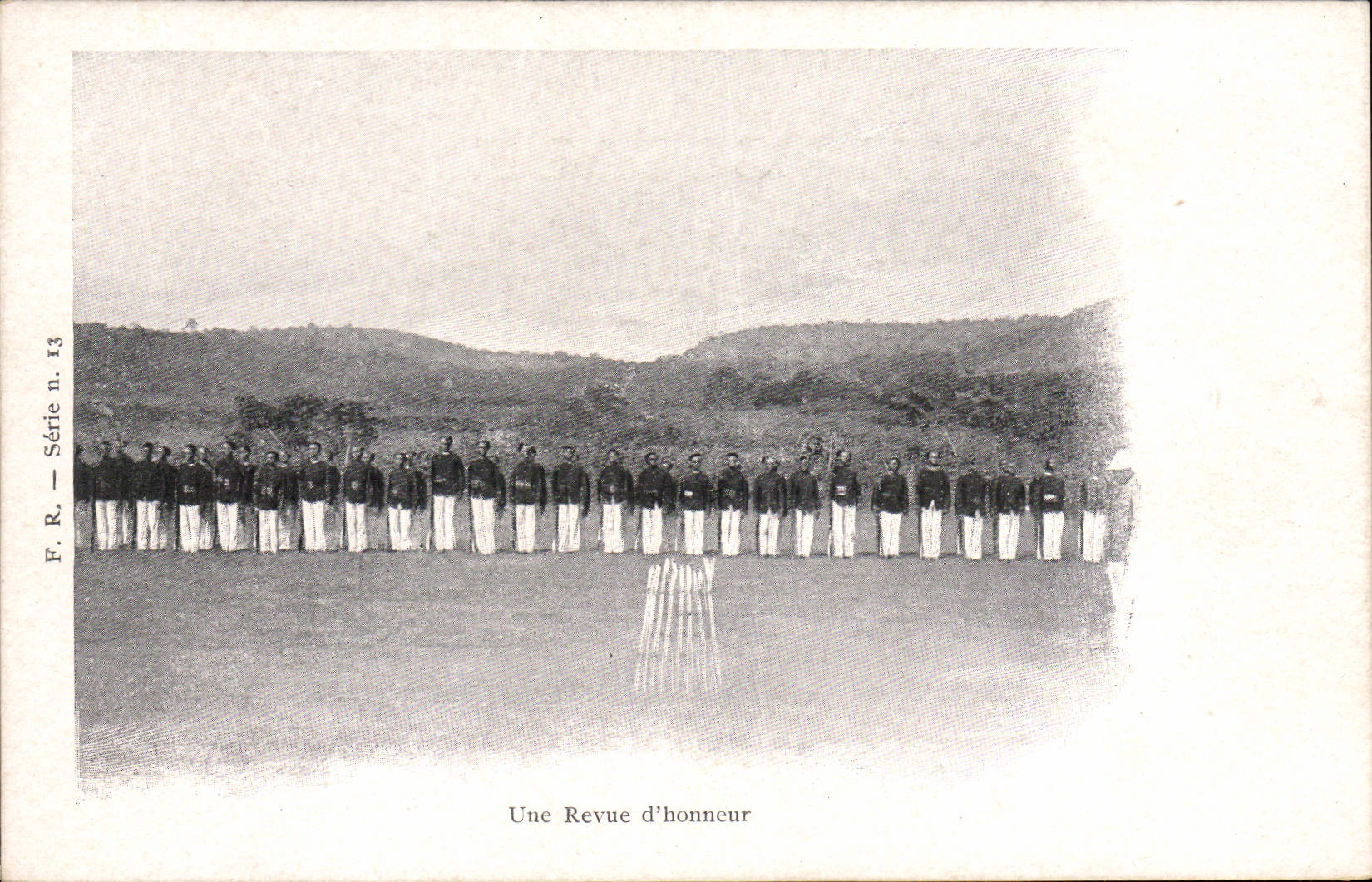 CPA Militaria Une revue d'honneur 