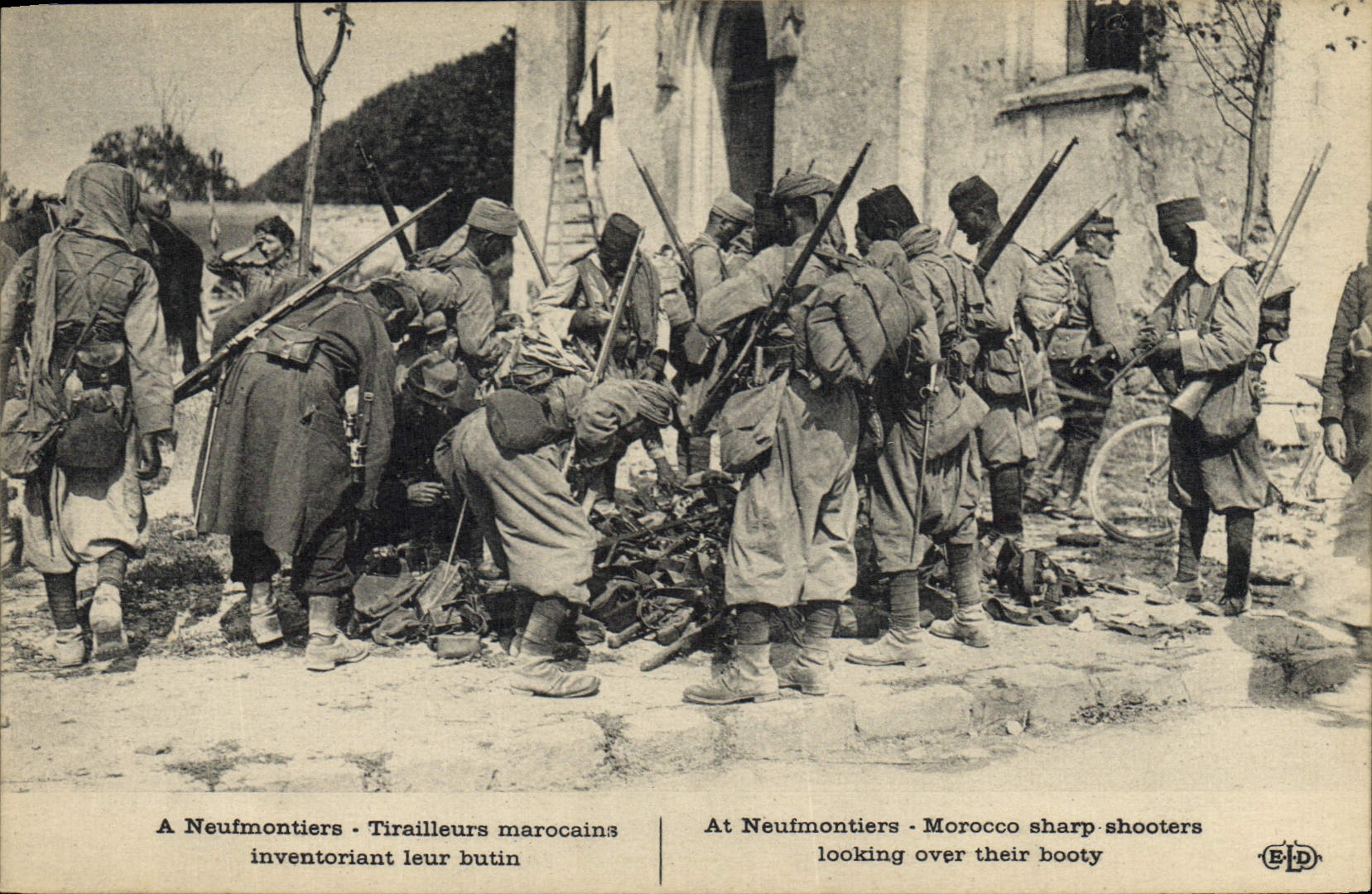 CPA Militaria A Neufmoutiers Tirailleurs marocains inventoriant leur butin