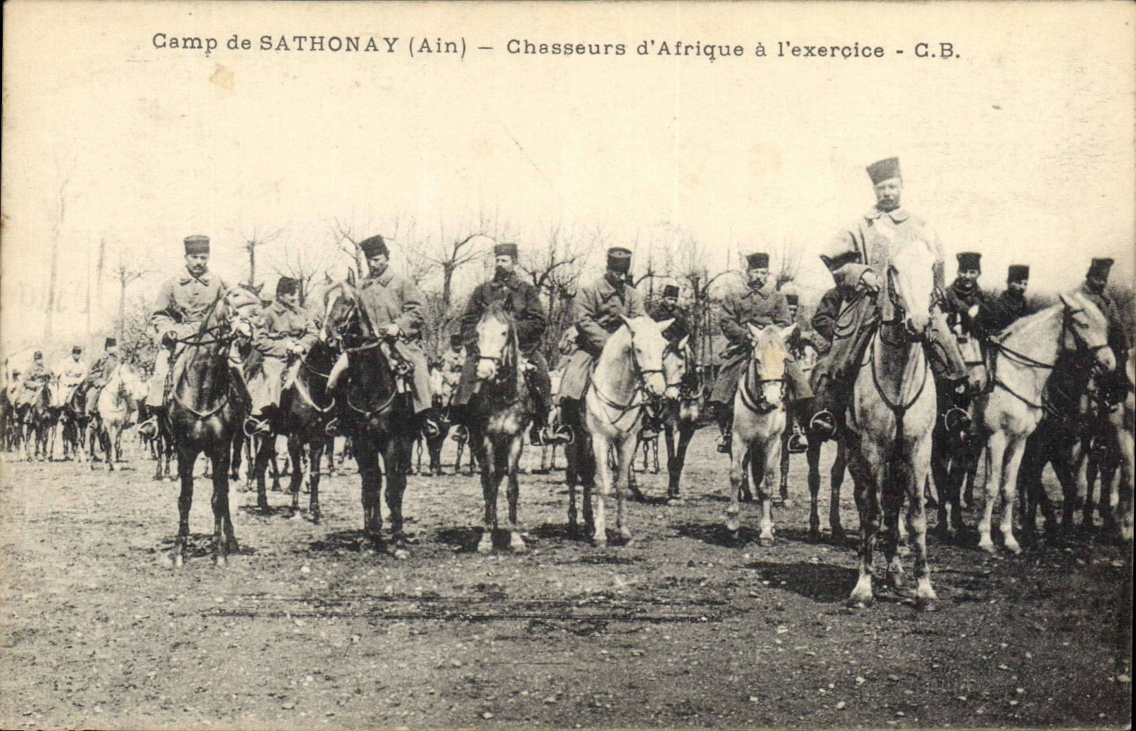 CPA Militaria Camp de Sathonay Chasseurs d'Afrique a l'exercice