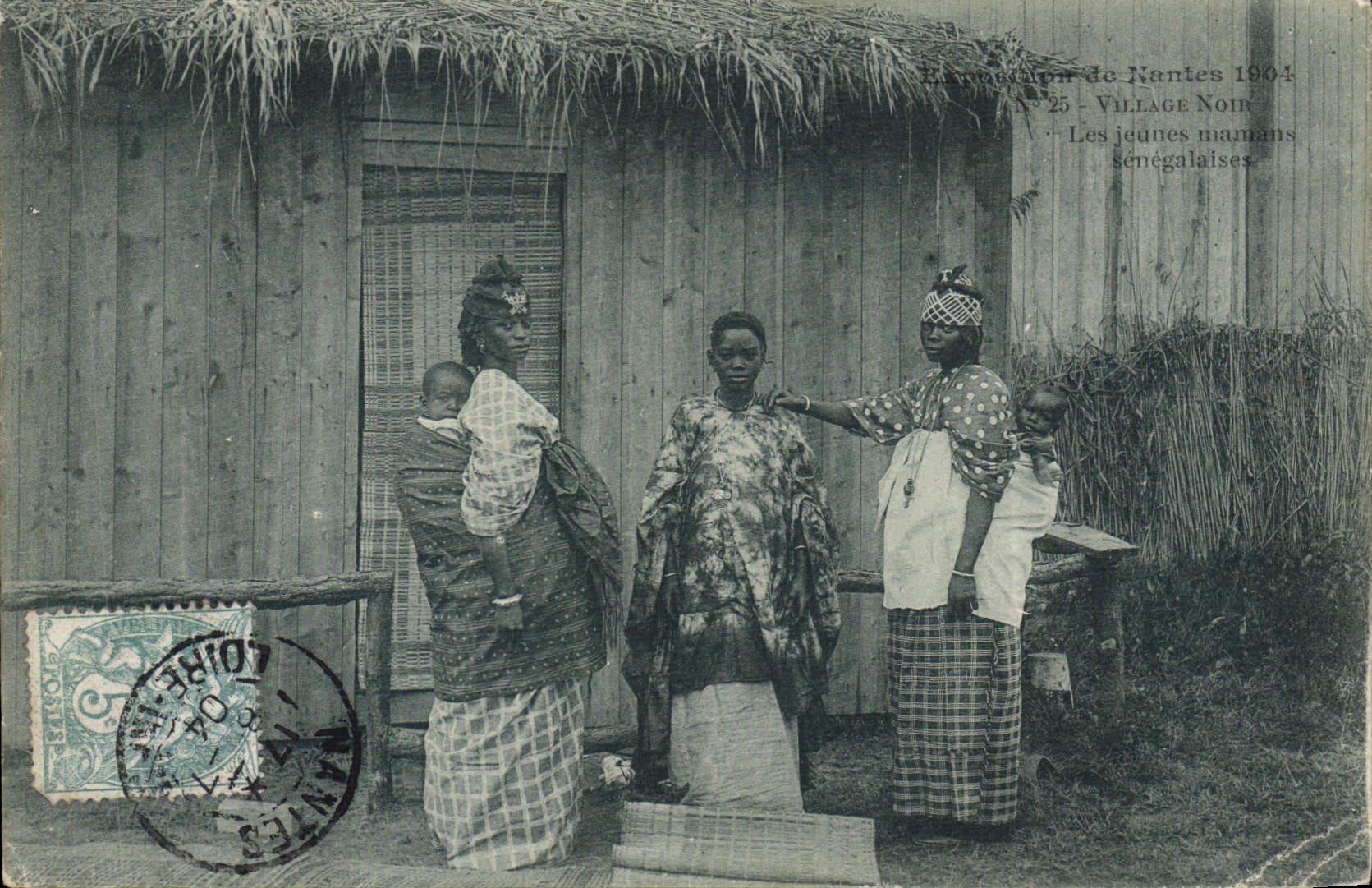 CPA Negre Homme noir Exposition de Nantes 1904 Village noir Les jeunes mamans senegalaises