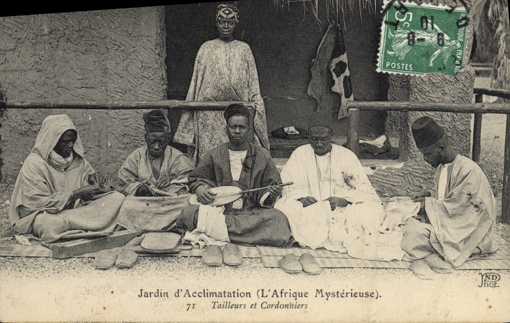 CPA Negre Homme noir Paris Jardin d'acclimatation L'Afrique mysterieuse Tailleurs et cordonniers
