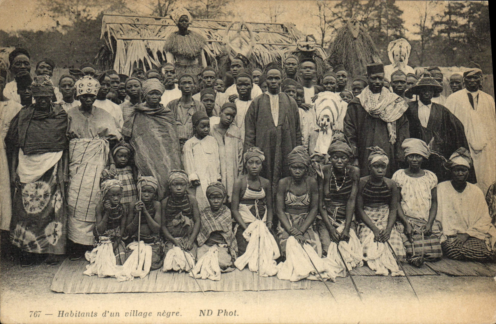CPA Negre Homme noir Habitants d'un vilage negre