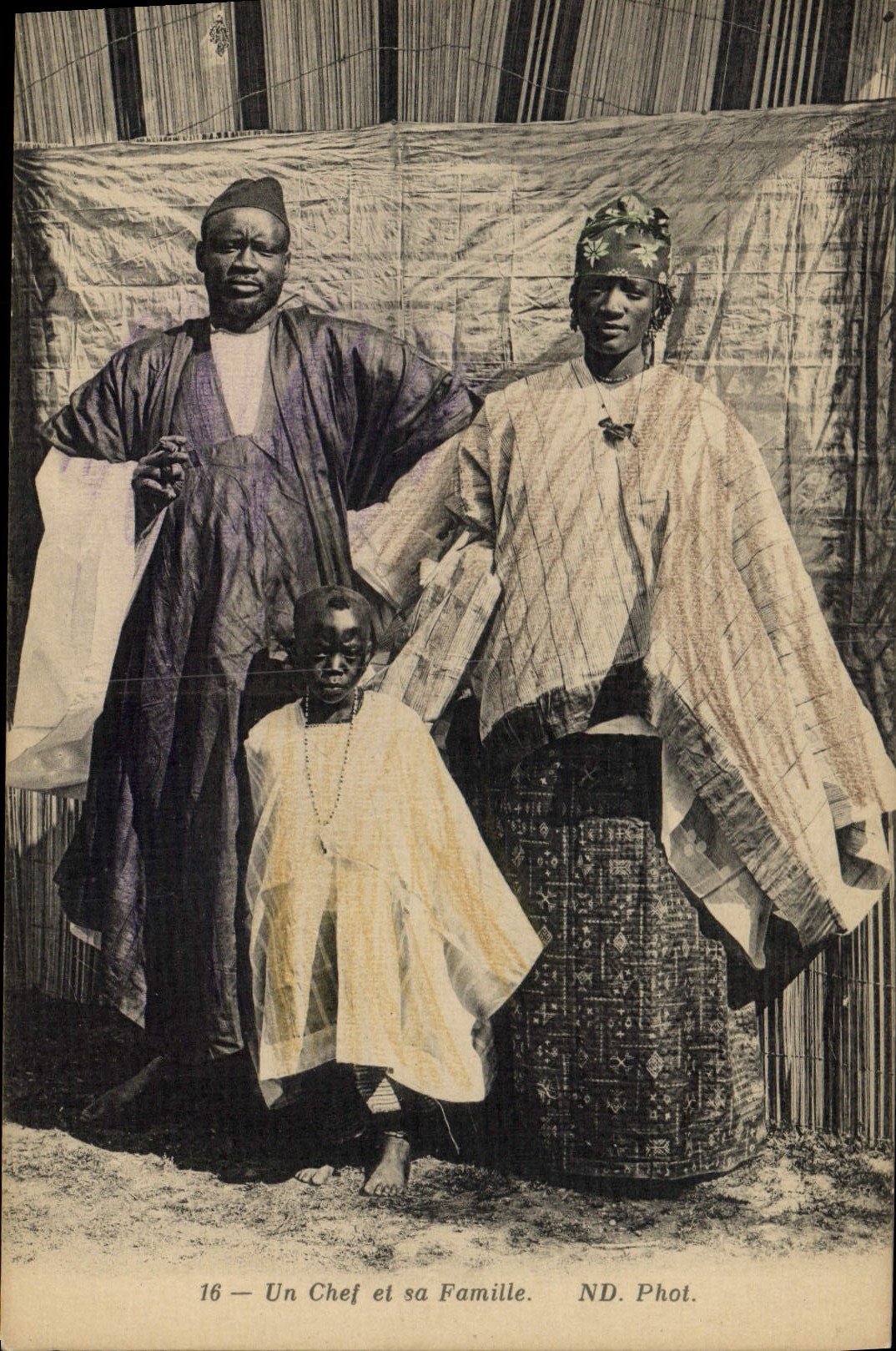 CPA Negre Homme noir Un chef et sa famille