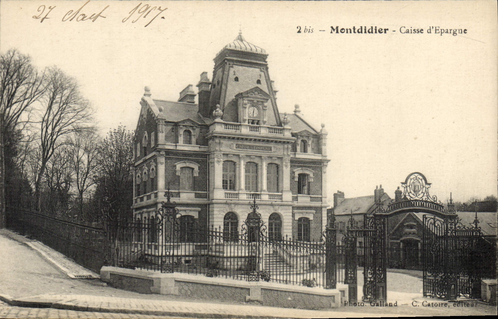 VINTAGE POSTCARD Bank Savings bank Montdidier
