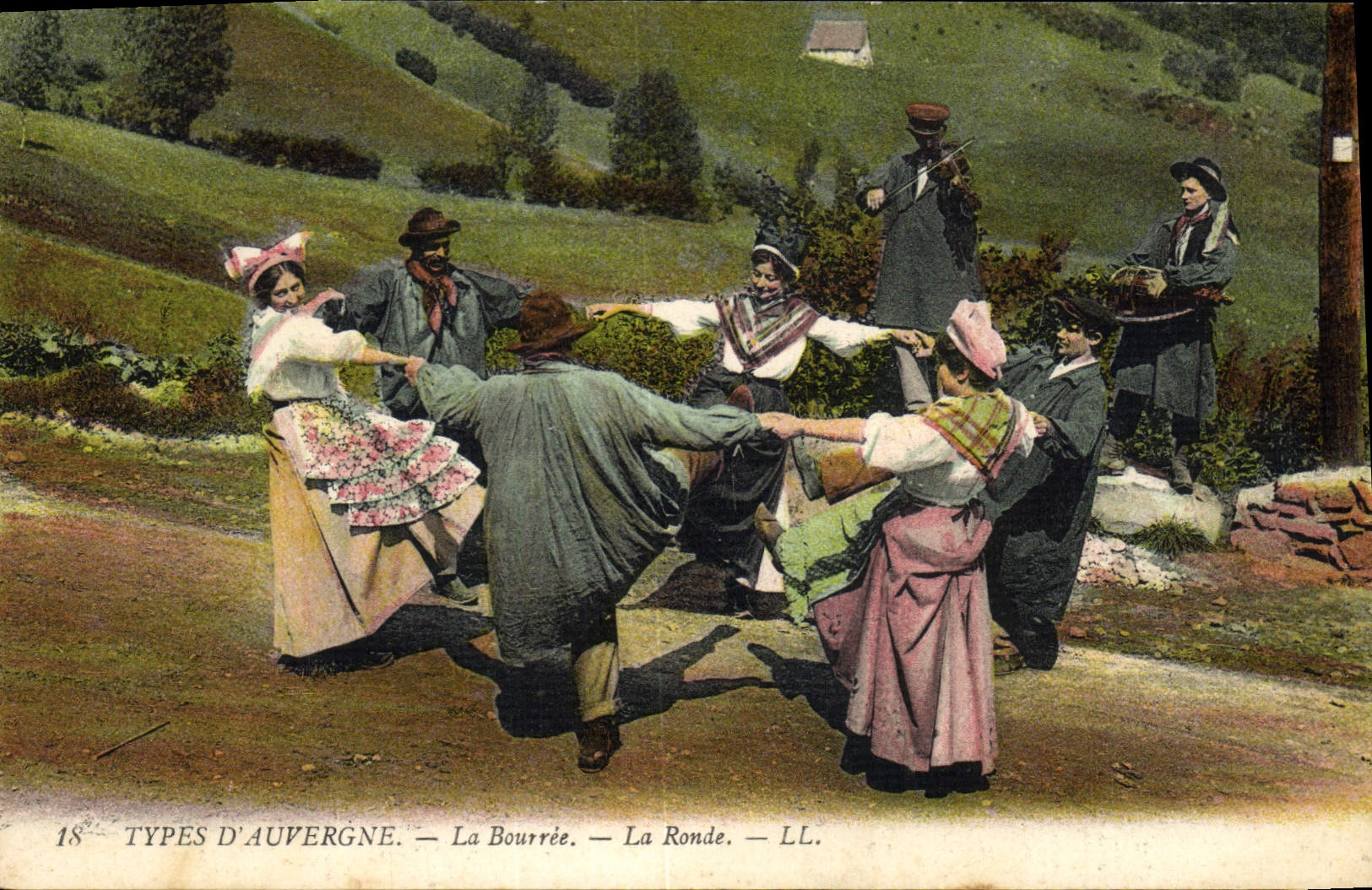 CPA Folklore Auvergne La bourree La ronde