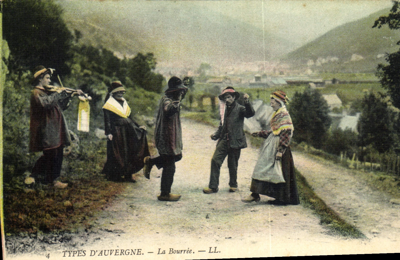 CPA Folklore Auvergne La bourree