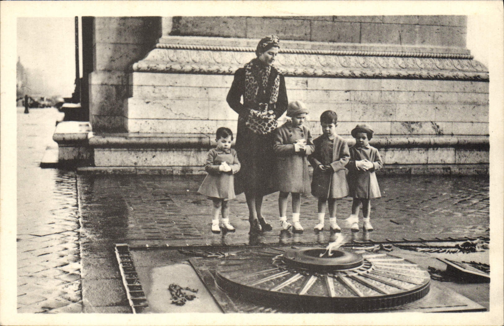 CPA SAR Madame La Comtesse de Paris et les enfants de France au tombeau du soldat inconnu Paris Arc de Triomphe 