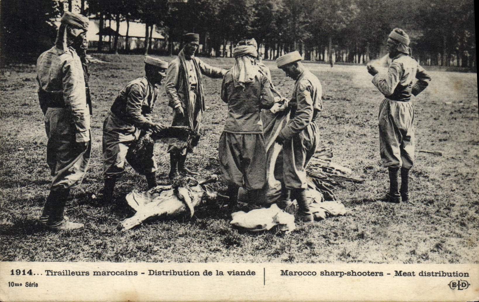CPA Militaria Tirailleurs marocains Distribution de la viande 