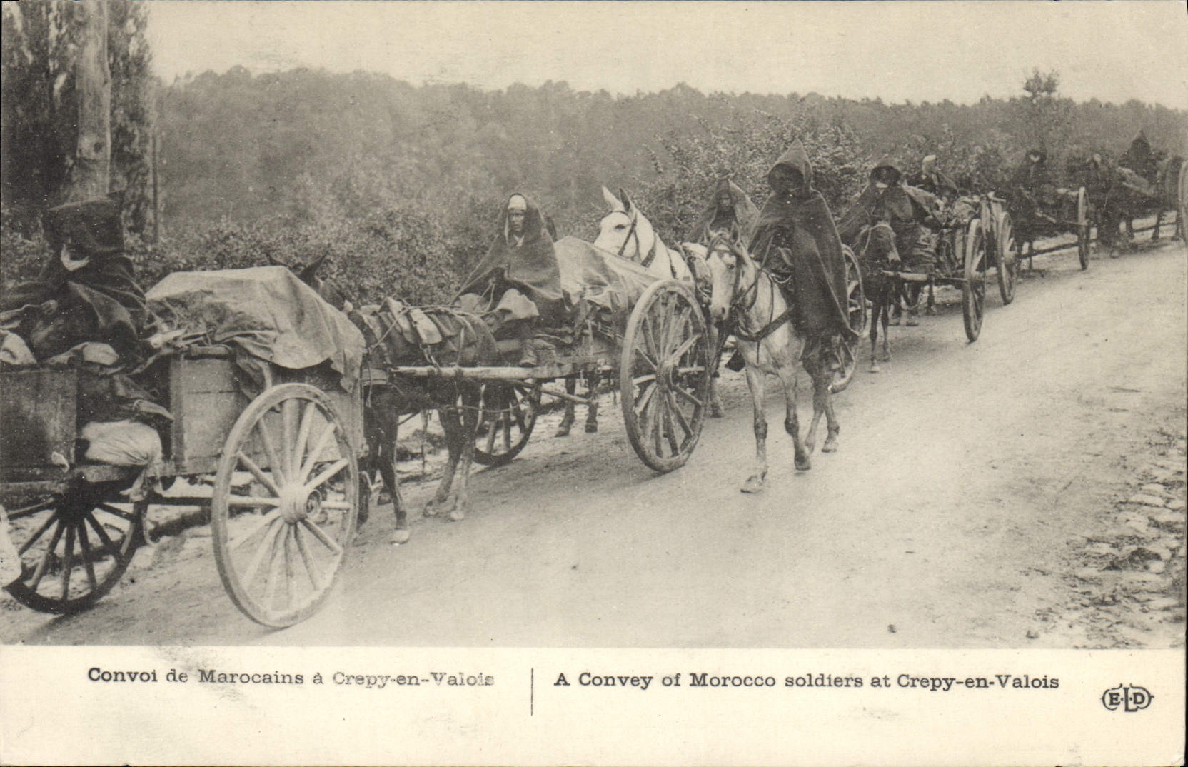 CPA Militaria Convoi de marocains a Crepy en Valois 