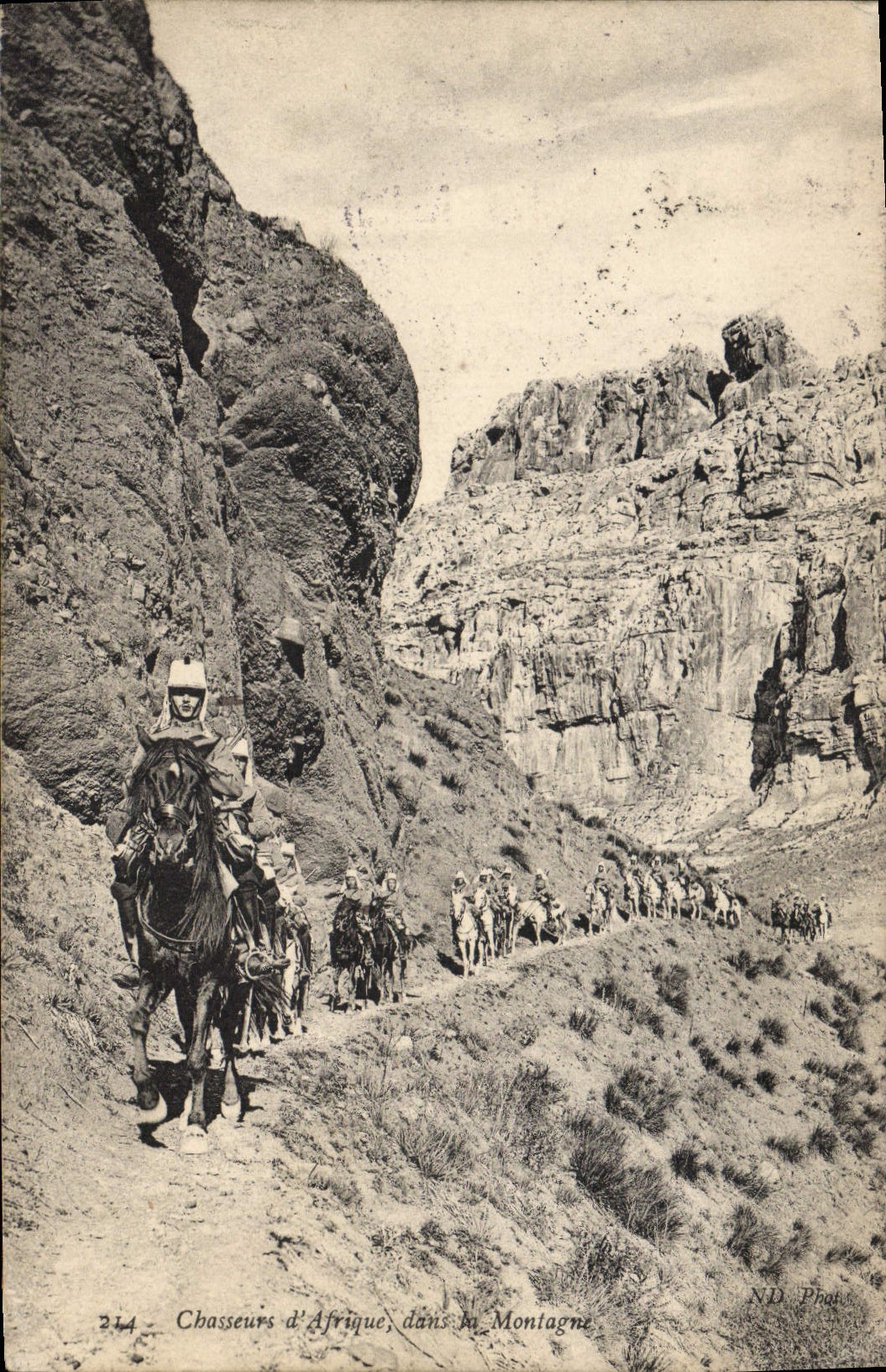 VINTAGE POSTCARD Militaria Hunters of Africa in the mountain
