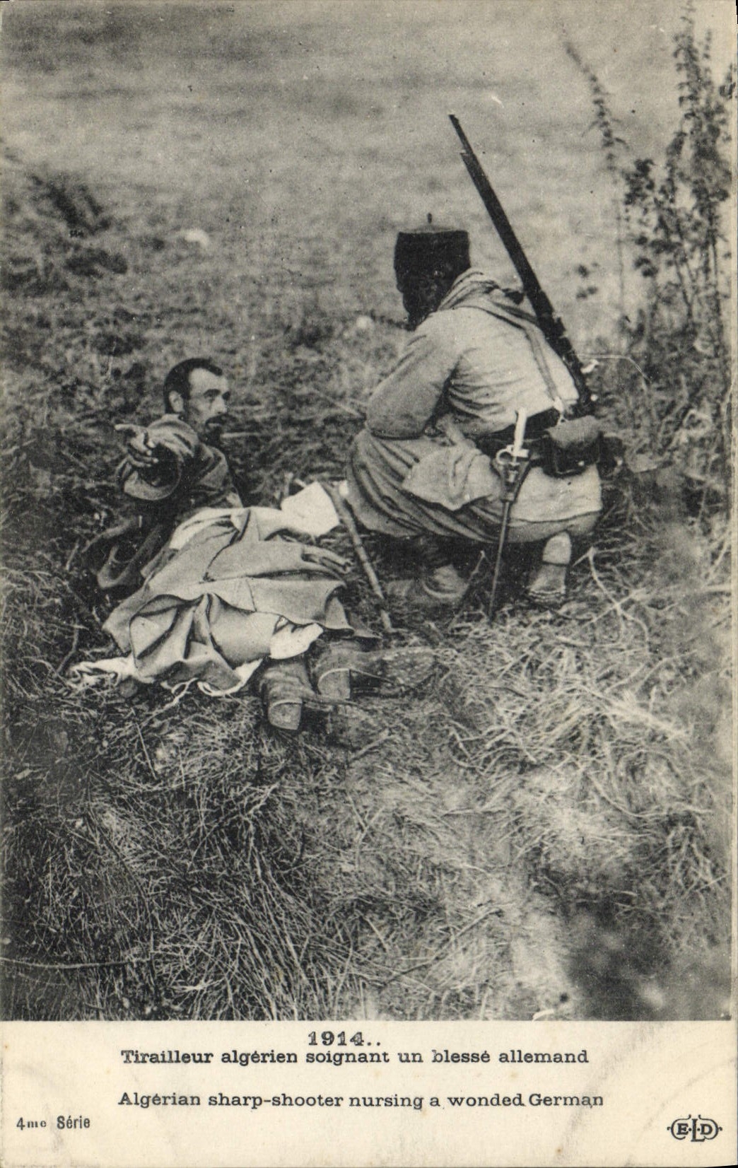 VINTAGE POSTCARD Militaria Tirailleur Algerian looking after one wounds German
