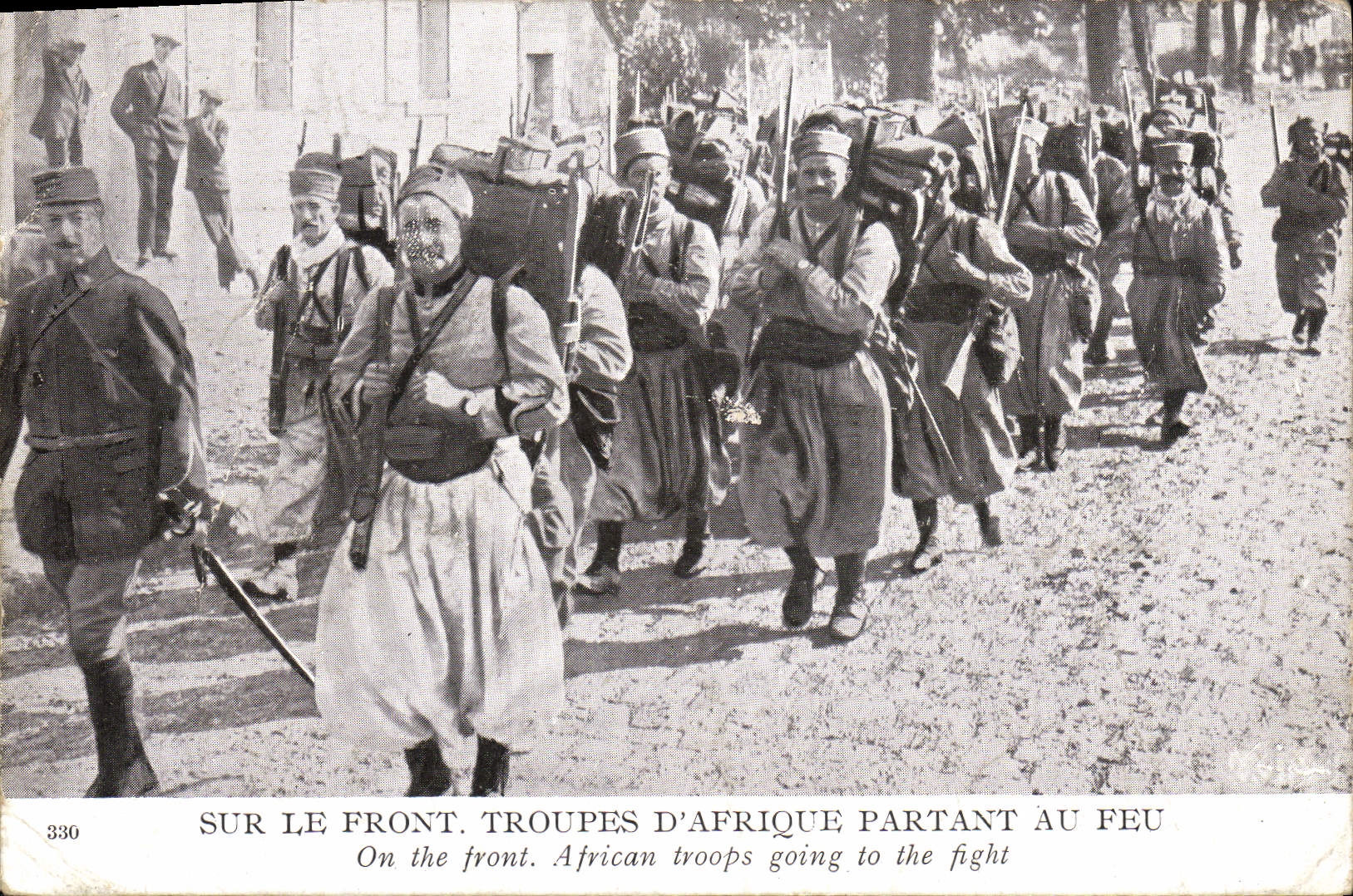 CPA Militaria Sur le front Troupes d'Afrique partant au feu 