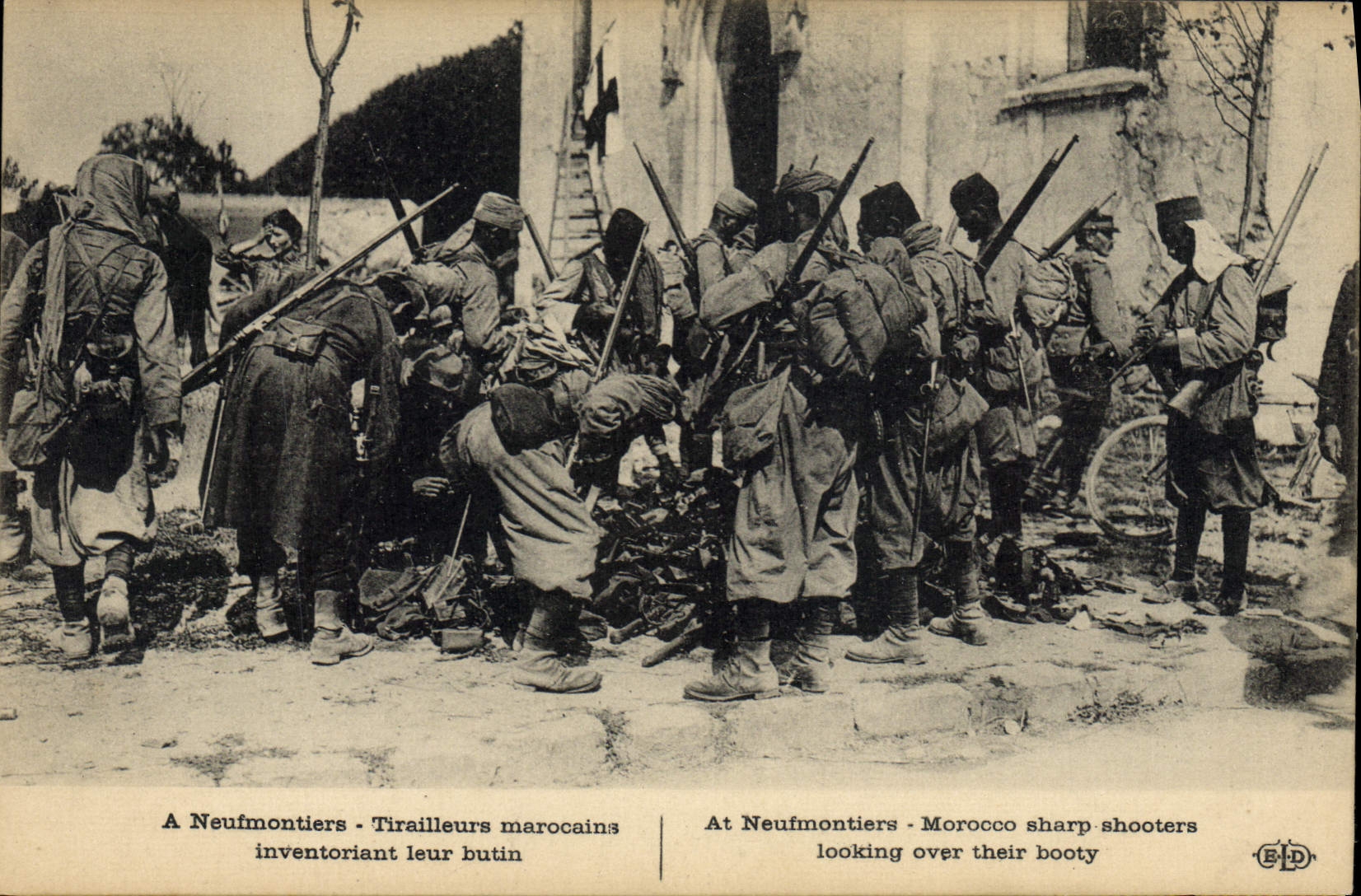 CPA Militaria A Neufmoutiers Tirailleurs marocains inventoriant leur butin 