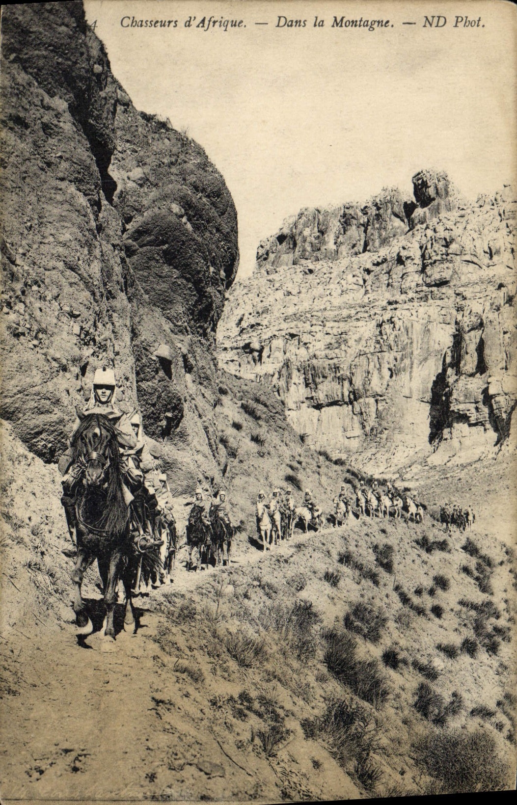 CPA Militaria Chasseurs d'Afrique Dans la montagne 